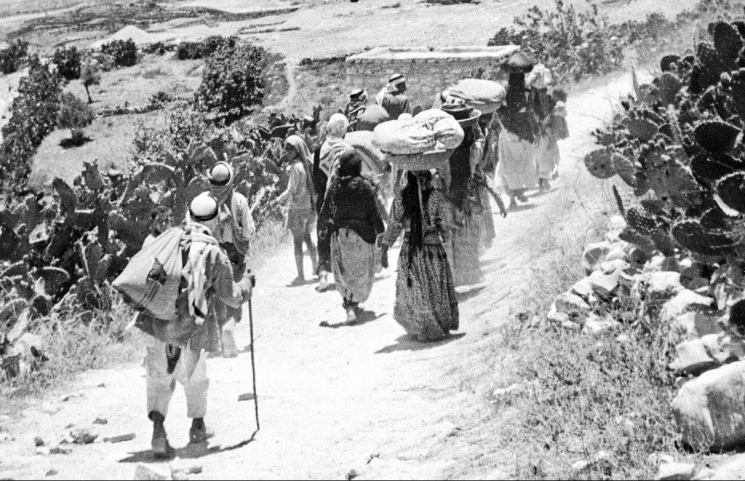 މެއި 14، 1948 ގައި ފަލަސްތީނުގެ ބިމުގައި އިޒްރޭލުގެ ނަމުގައި ޔަހޫދީ ދައުލަތެއް ގާއިމުކުރުމާ ގުޅިގެން، އިޒްރޭލު ސިފައިން ހަތިޔާރުގެ ބޭނުންކޮށް ގެދޮރުން ނެރެލި ފަލަސްތީނުގެ ރައްޔިތުންތަކެއް، އެމީހުންގެ ރަށުން ފައިބައިގެން ދަނީ.