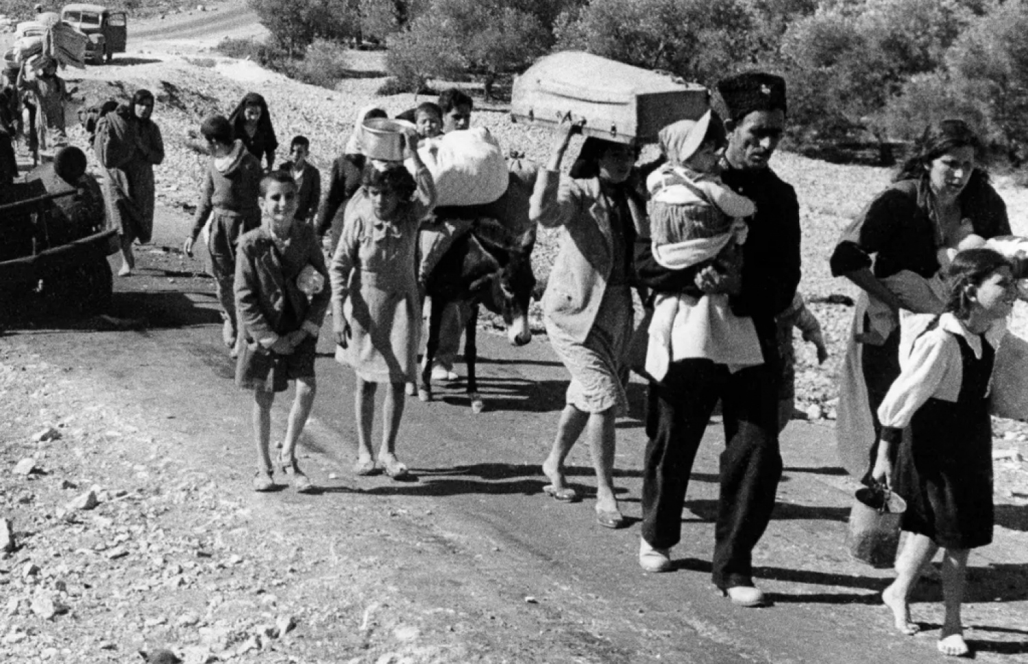 މެއި 14، 1948 ގައި ފަލަސްތީނުގެ ބިމުގައި އިޒްރޭލުގެ ނަމުގައި ޔަހޫދީ ދައުލަތެއް ގާއިމުކުރުމާ ގުޅިގެން، އިޒްރޭލު ސިފައިން ހަތިޔާރުގެ ބޭނުންކޮށް ގެދޮރުން ނެރެލި ފަލަސްތީނުގެ ރައްޔިތުންތަކެއް، އެމީހުންގެ ރަށުން ފައިބައިގެން ދަނީ.