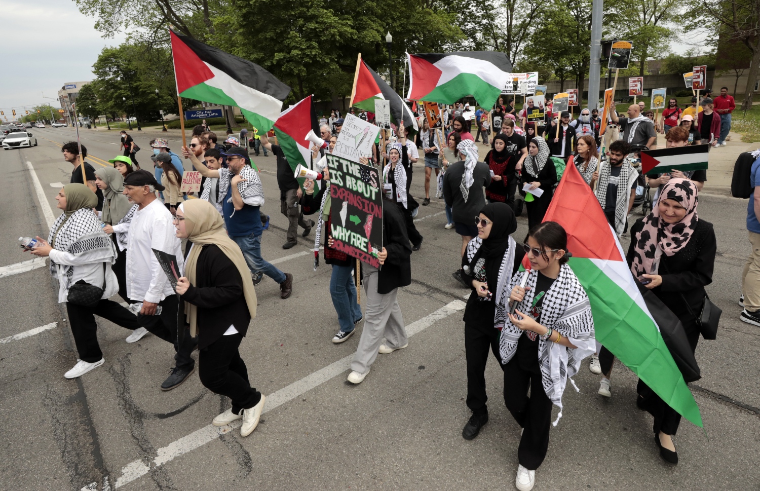 މެއި 15، 2023: ފަލަސްތީނުގެ ނަކްބާ ދުވަސް ފާހަގަކުރުމުގެ ގޮތުން، ފަލަސްތީނު ރައްޔިތުންގެ ހައްގުތަކަށް ވަކާލާތު ކުރާ އެކި ގައުމުތަކުގެ މީހުންތަކެއް، އެމެރިކާގެ ނިއު ޔޯކްގެ މަގުތަކުގައި ހިނގާލުމެއް ބާއްވަނީ. --އޭއެފްޕީ