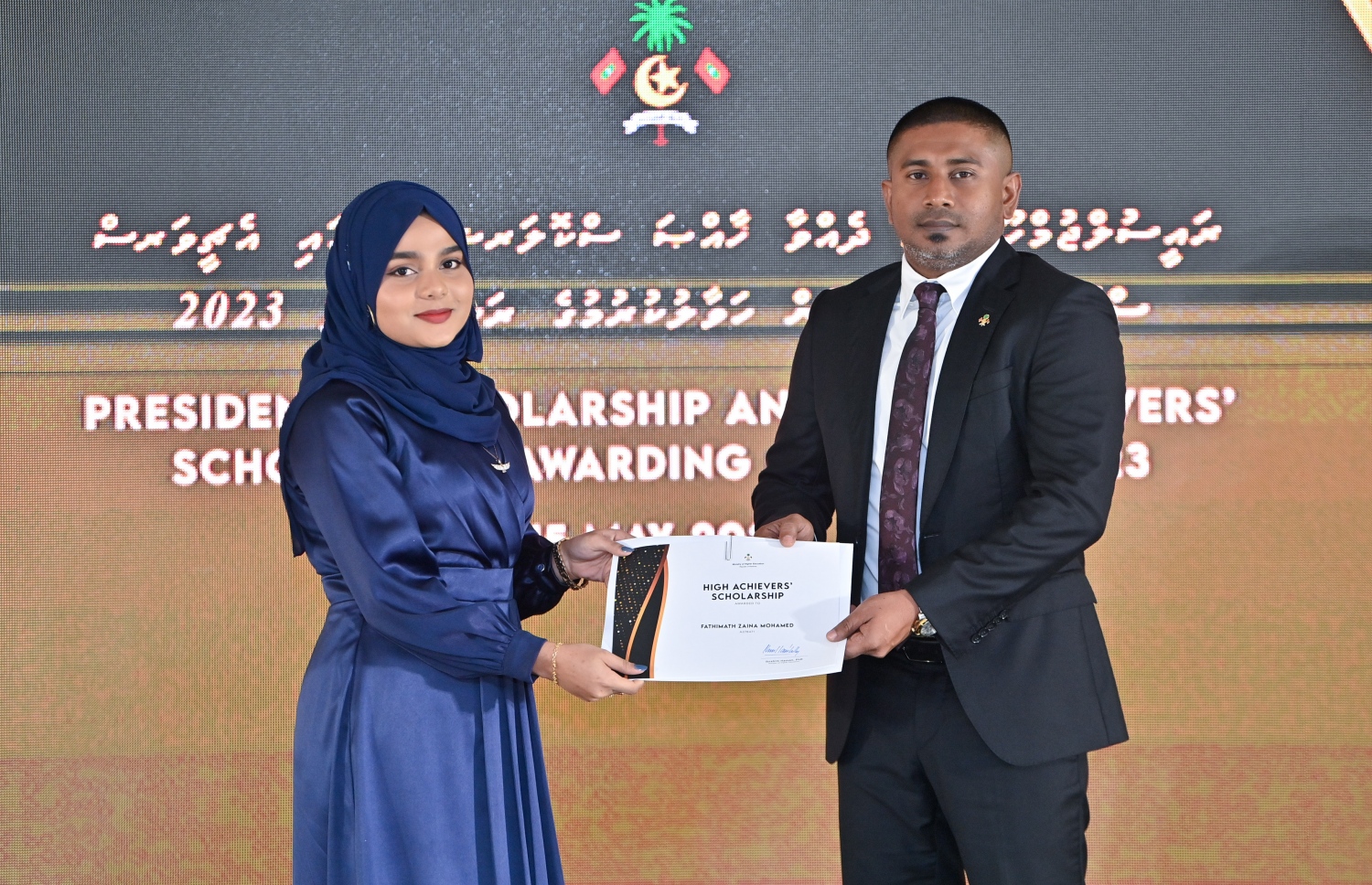 ރައީސްގެ އެވޯޑާއި ސްކޮލަޝިޕް ލިބުނު މަތީ ސާނަވީގެ ދަރިވަރުންނަށް ހަނދާނީ ލިޔުން ހަވާލުކުރުމަށް ބޭއްވި ރަސްމިއްޔާތުގައި ސްކޮލަޝިޕް ލިބުނު ދަރިވަރަކަށް ލިޔުން ހަވާލު ކުރައްވަނީ.-- ފޮޓޯ.-- ރައީސް އޮފީސް