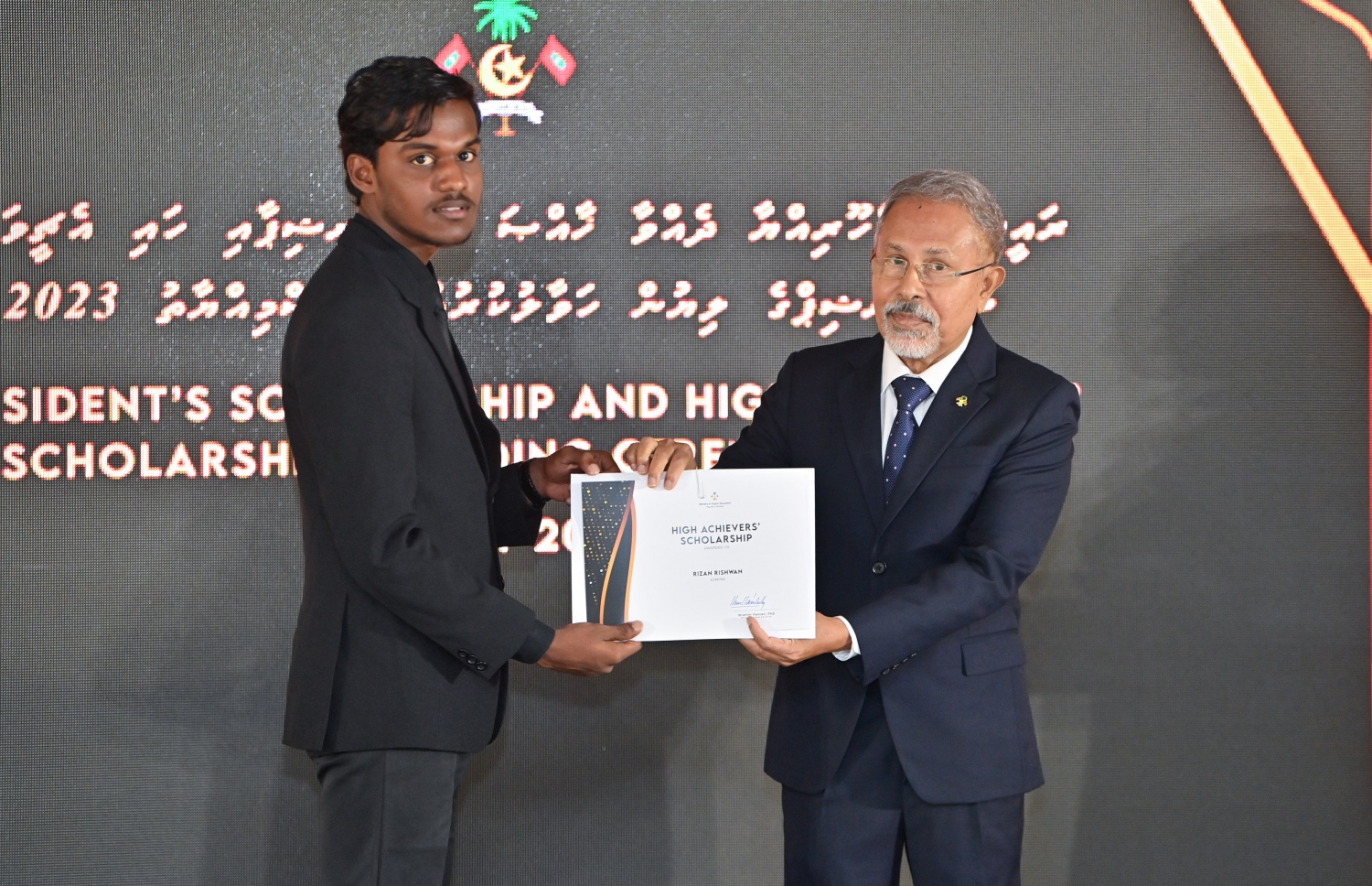 ރައީސްގެ އެވޯޑާއި ސްކޮލަޝިޕް ލިބުނު މަތީ ސާނަވީގެ ދަރިވަރުންނަށް ހަނދާނީ ލިޔުން ހަވާލުކުރުމަށް ބޭއްވި ރަސްމިއްޔާތުގައި ސްކޮލަޝިޕް ލިބުނު ދަރިވަރަކަށް ލިޔުން ހަވާލު ކުރައްވަނީ.-- ފޮޓޯ.-- ރައީސް އޮފީސް