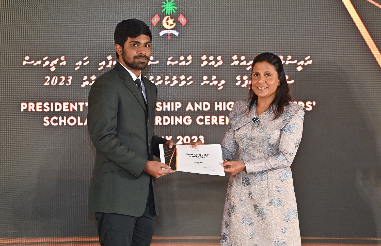 ރައީސްގެ އެވޯޑާއި ސްކޮލަޝިޕް ލިބުނު މަތީ ސާނަވީގެ ދަރިވަރުންނަށް ހަނދާނީ ލިޔުން ހަވާލުކުރުމަށް ބޭއްވި ރަސްމިއްޔާތުގައި ހައި އެޗީވާސް ސްކޮލަޝިޕް ލިބުނު ދަރިވަރަކަށް ފަސްޓްލޭޑީ ފަޒްނާ އަހުމަދު ލިޔުން ހަވާލު ކުރައްވަނީ.-- ފޮޓޯ.-- ރައީސް އޮފީސް