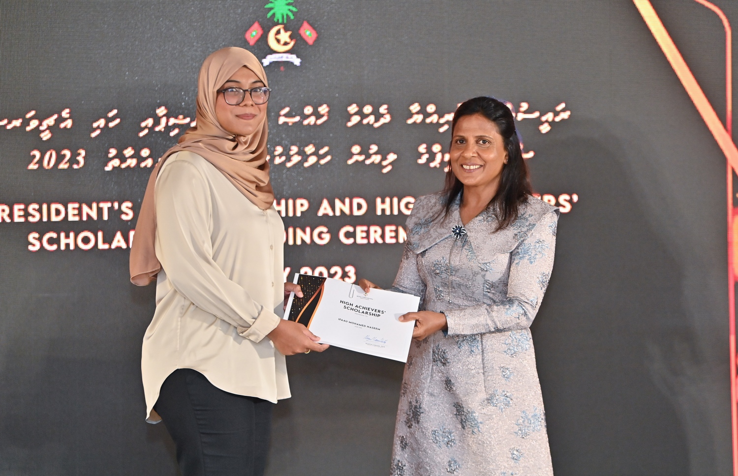 ރައީސްގެ އެވޯޑާއި ސްކޮލަޝިޕް ލިބުނު މަތީ ސާނަވީގެ ދަރިވަރުންނަށް ހަނދާނީ ލިޔުން ހަވާލުކުރުމަށް ބޭއްވި ރަސްމިއްޔާތުގައި ހައި އެޗީވާސް ސްކޮލަޝިޕް ލިބުނު ދަރިވަރަކަށް ފަސްޓްލޭޑީ ފަޒްނާ އަހުމަދު ލިޔުން ހަވާލު ކުރައްވަނީ.-- ފޮޓޯ.-- ރައީސް އޮފީސް