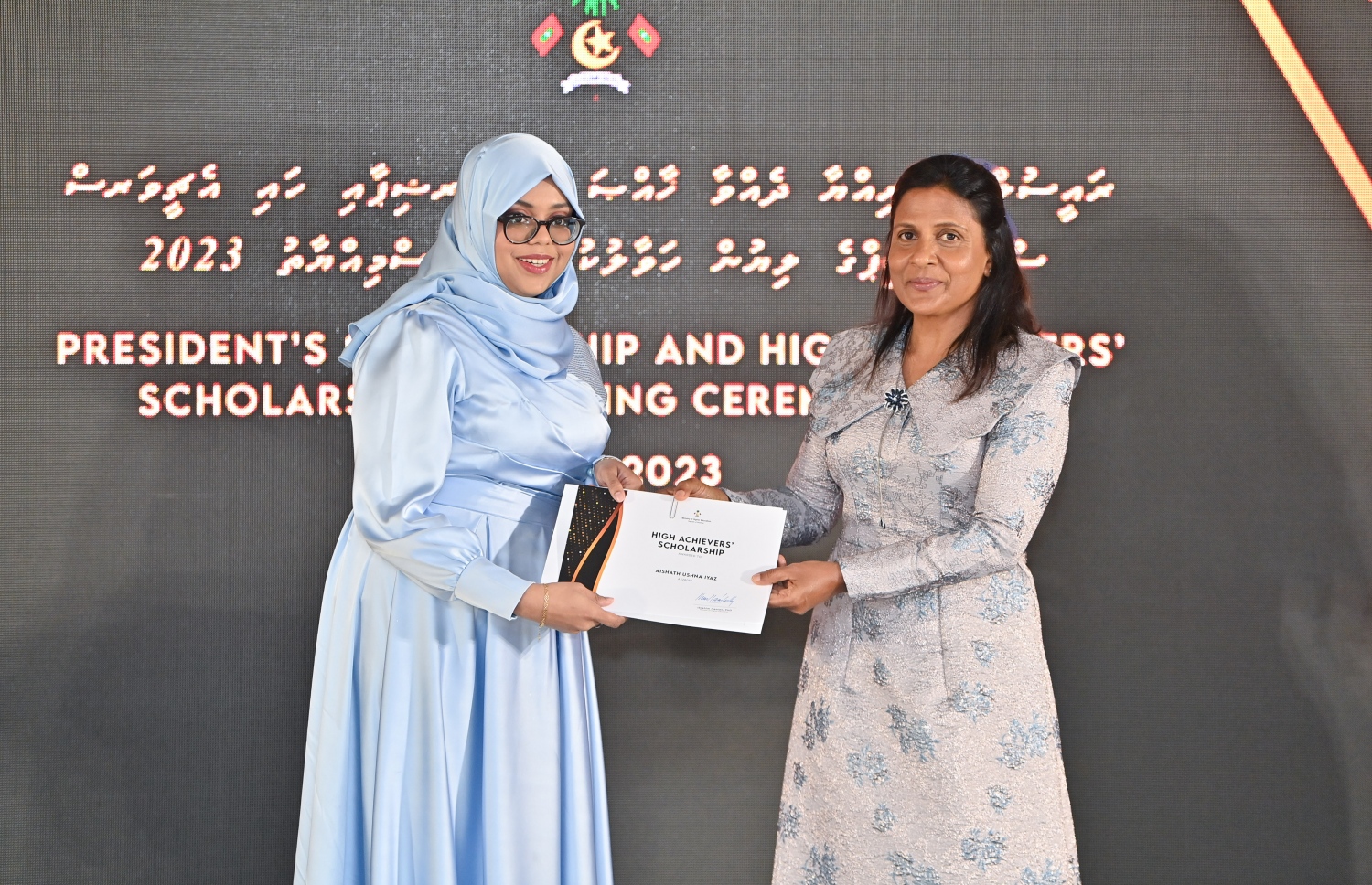 ރައީސްގެ އެވޯޑާއި ސްކޮލަޝިޕް ލިބުނު މަތީ ސާނަވީގެ ދަރިވަރުންނަށް ހަނދާނީ ލިޔުން ހަވާލުކުރުމަށް ބޭއްވި ރަސްމިއްޔާތުގައި ހައި އެޗީވާސް ސްކޮލަޝިޕް ލިބުނު ދަރިވަރަކަށް ފަސްޓްލޭޑީ ފަޒްނާ އަހުމަދު ލިޔުން ހަވާލު ކުރައްވަނީ.-- ފޮޓޯ.-- ރައީސް އޮފީސް