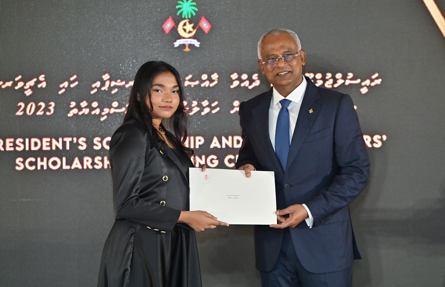 ރައީސްގެ އެވޯޑާއި ސްކޮލަޝިޕް ލިބުނު މަތީ ސާނަވީގެ ދަރިވަރުންނަށް ހަނދާނީ ލިޔުން ހަވާލުކުރުމަށް ބޭއްވި ރަސްމިއްޔާތުގައި މަތީ ސާނަވީ އިމްތިހާނުން އެއްވަނަ ލިބުނު ދަރިވަރަކަށް ރައީސް އިބްރާހިމް މުހައްމަދު ސޯލިހު ލިޔުން ހަވާލު ކުރައްވަނީ.-- ފޮޓޯ.-- ރައީސް އޮފީސް