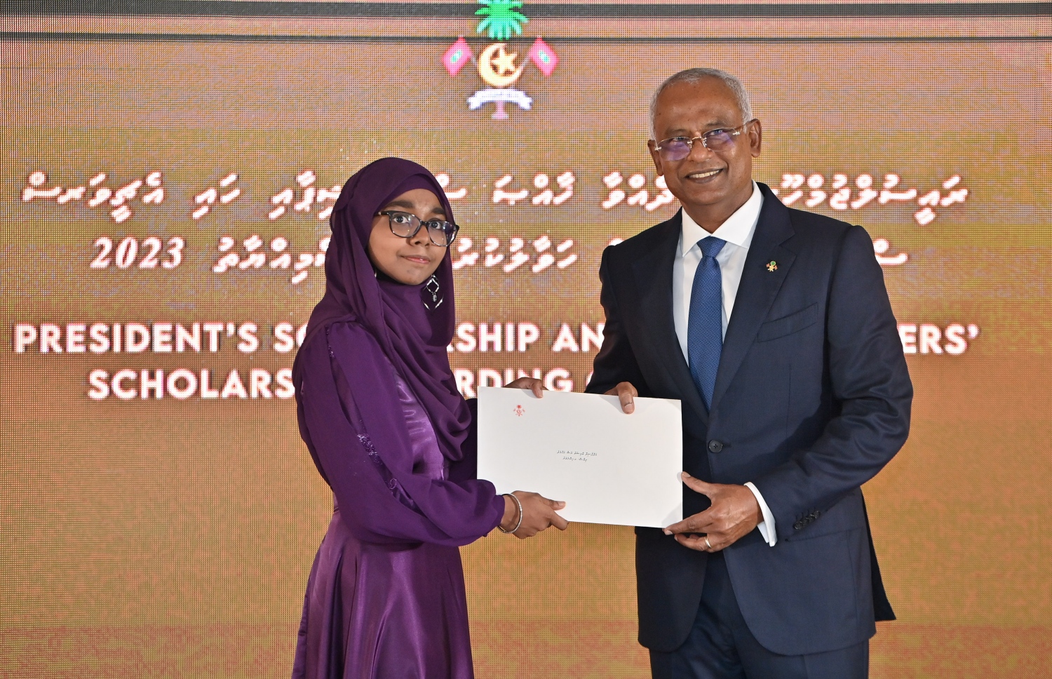 ރައީސްގެ އެވޯޑާއި ސްކޮލަޝިޕް ލިބުނު މަތީ ސާނަވީގެ ދަރިވަރުންނަށް ހަނދާނީ ލިޔުން ހަވާލުކުރުމަށް ބޭއްވި ރަސްމިއްޔާތުގައި މަތީ ސާނަވީ އިމްތިހާނުން އެއްވަނަ ލިބުނު ދަރިވަރަކަށް ރައީސް އިބްރާހިމް މުހައްމަދު ސޯލިހު ލިޔުން ހަވާލު ކުރައްވަނީ.-- ފޮޓޯ.-- ރައީސް އޮފީސް