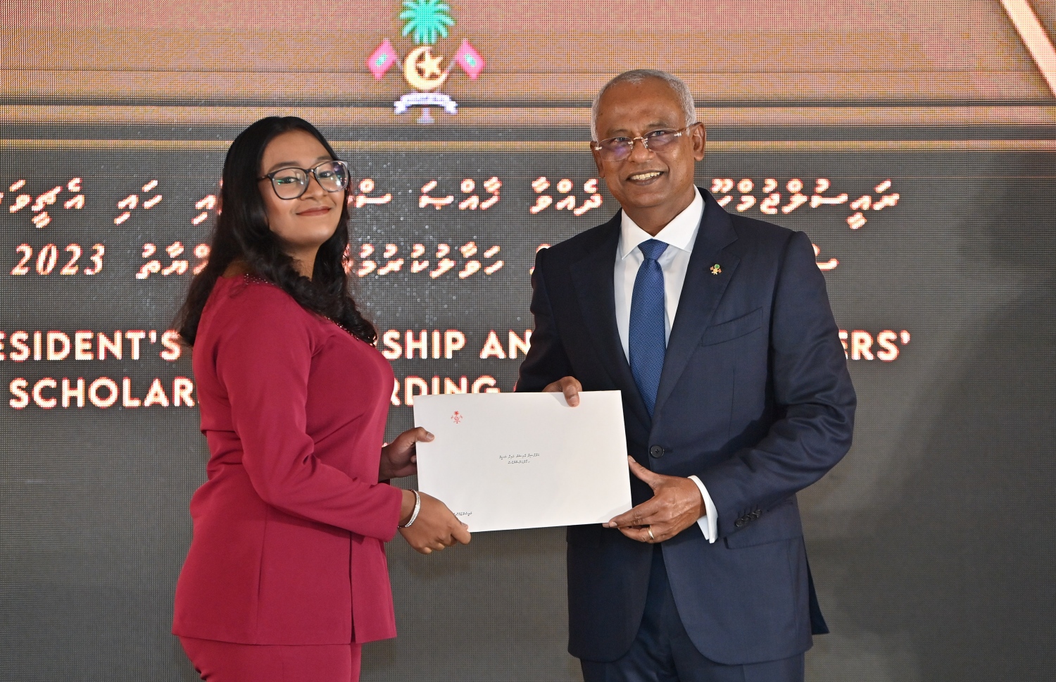 ރައީސްގެ އެވޯޑާއި ސްކޮލަޝިޕް ލިބުނު މަތީ ސާނަވީގެ ދަރިވަރުންނަށް ހަނދާނީ ލިޔުން ހަވާލުކުރުމަށް ބޭއްވި ރަސްމިއްޔާތުގައި މަތީ ސާނަވީ އިމްތިހާނުން އެއްވަނަ ލިބުނު ދަރިވަރަކަށް ރައީސް އިބްރާހިމް މުހައްމަދު ސޯލިހު ލިޔުން ހަވާލު ކުރައްވަނީ.-- ފޮޓޯ.-- ރައީސް އޮފީސް