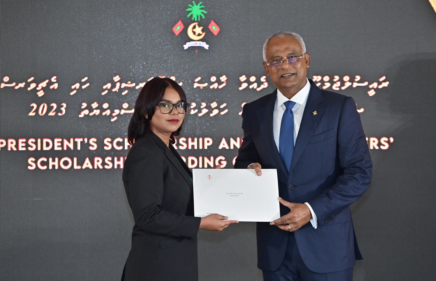 ރައީސްގެ ހާއްސަ އެވޯޑާއި ހައި އެޗީވާސް ސްކޮލަޝިޕް ދިނުން