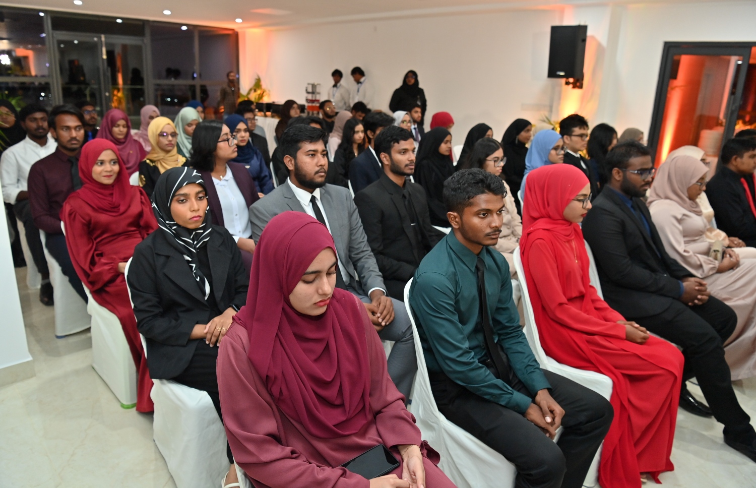 ރައީސްގެ އެވޯޑާއި ސްކޮލަޝިޕް ލިބުނު މަތީ ސާނަވީގެ ދަރިވަރުންނަށް ހަނދާނީ ލިޔުން ހަވާލުކުރުމަށް ބޭއްވި ރަސްމިއްޔާތުގައި ދަރިވަރުން ބައިވެރިވަނީ.-- ފޮޓޯ.-- ރައީސް އޮފީސް