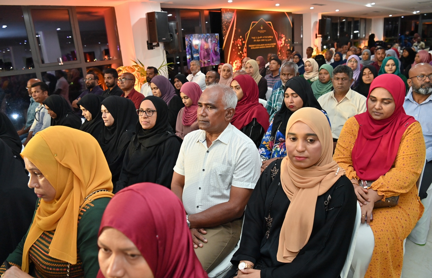 ރައީސްގެ އެވޯޑާއި ސްކޮލަޝިޕް ލިބުނު މަތީ ސާނަވީގެ ދަރިވަރުންނަށް ހަނދާނީ ލިޔުން ހަވާލުކުރުމަށް ބޭއްވި ރަސްމިއްޔާތުގައި ދަރިވަރުންނާއި ބެލެވެރިން ބައިވެރިވަނީ.-- ފޮޓޯ.-- ރައީސް އޮފީސް