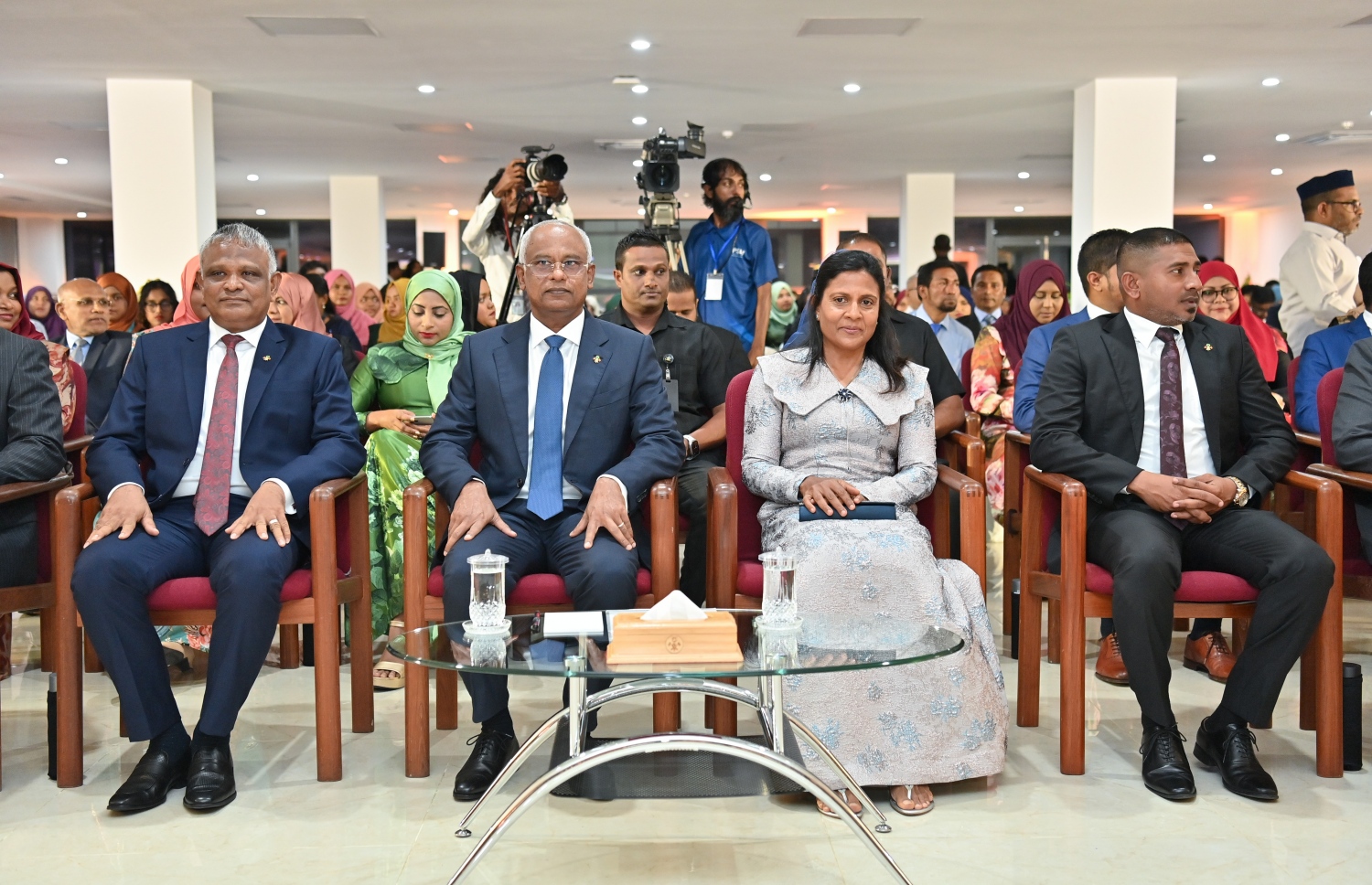 ރައީސްގެ އެވޯޑާއި ސްކޮލަޝިޕް ލިބުނު މަތީ ސާނަވީގެ ދަރިވަރުންނަށް ހަނދާނީ ލިޔުން ހަވާލުކުރުމަށް ބޭއްވި ރަސްމިއްޔާތުގައި އީސް އިބްރާހިމް މުހައްމަދު ސޯލިހު ބައިވެރިވެ ވަޑައިގަންނަވަނީ.-- ފޮޓޯ.-- ރައީސް އޮފީސް