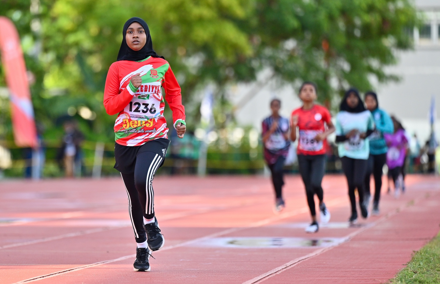 އިންޓަ ސްކޫލް އެތުލެޓިކްސް ޗެމްޕިއަންޝިޕްސްގައި 15 އަހަރުން ދަށުގެ 600 މީޓަރު ދުވުމުގައި އަންހެން ދުވުންތެރިން ދުވަނީ.--- ފޮޓޯ: ފަޔާޒު މޫސާ | މިހާރު