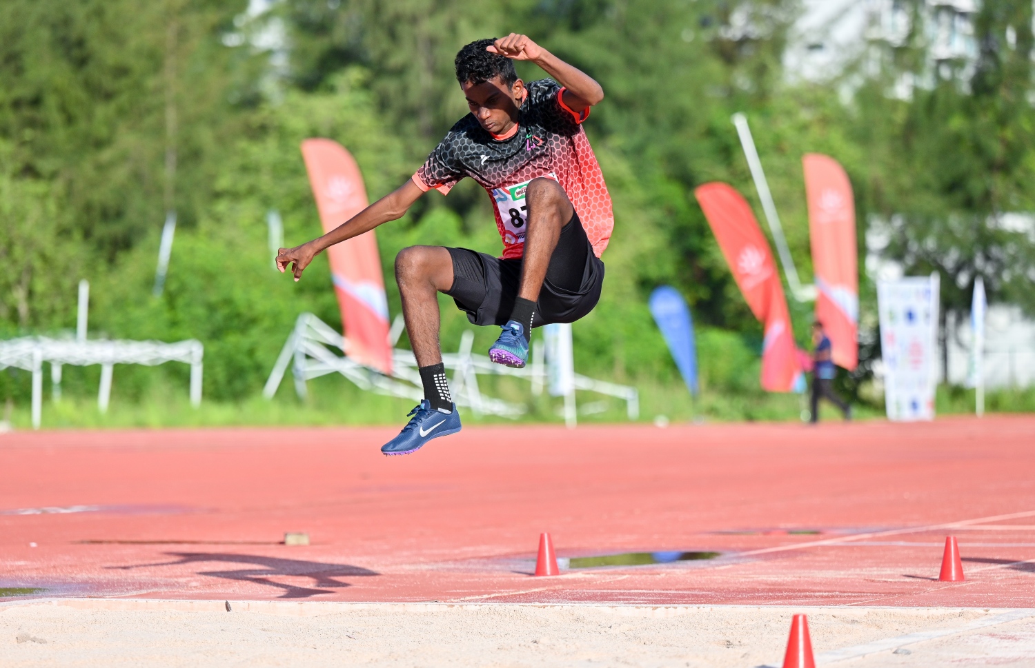 އެތްލެޓިކްސް މުބާރާތުގެ 17 އަހަރުން ދަށުގެ އުމުރު ފުރައިގެން ފިރިހެން އެތްލީޓަކު ލޯންގް ޖަމްޕް ކުރަނީ.--- ފޮޓޯ: ފަޔާޒު މޫސާ | މިހާރު