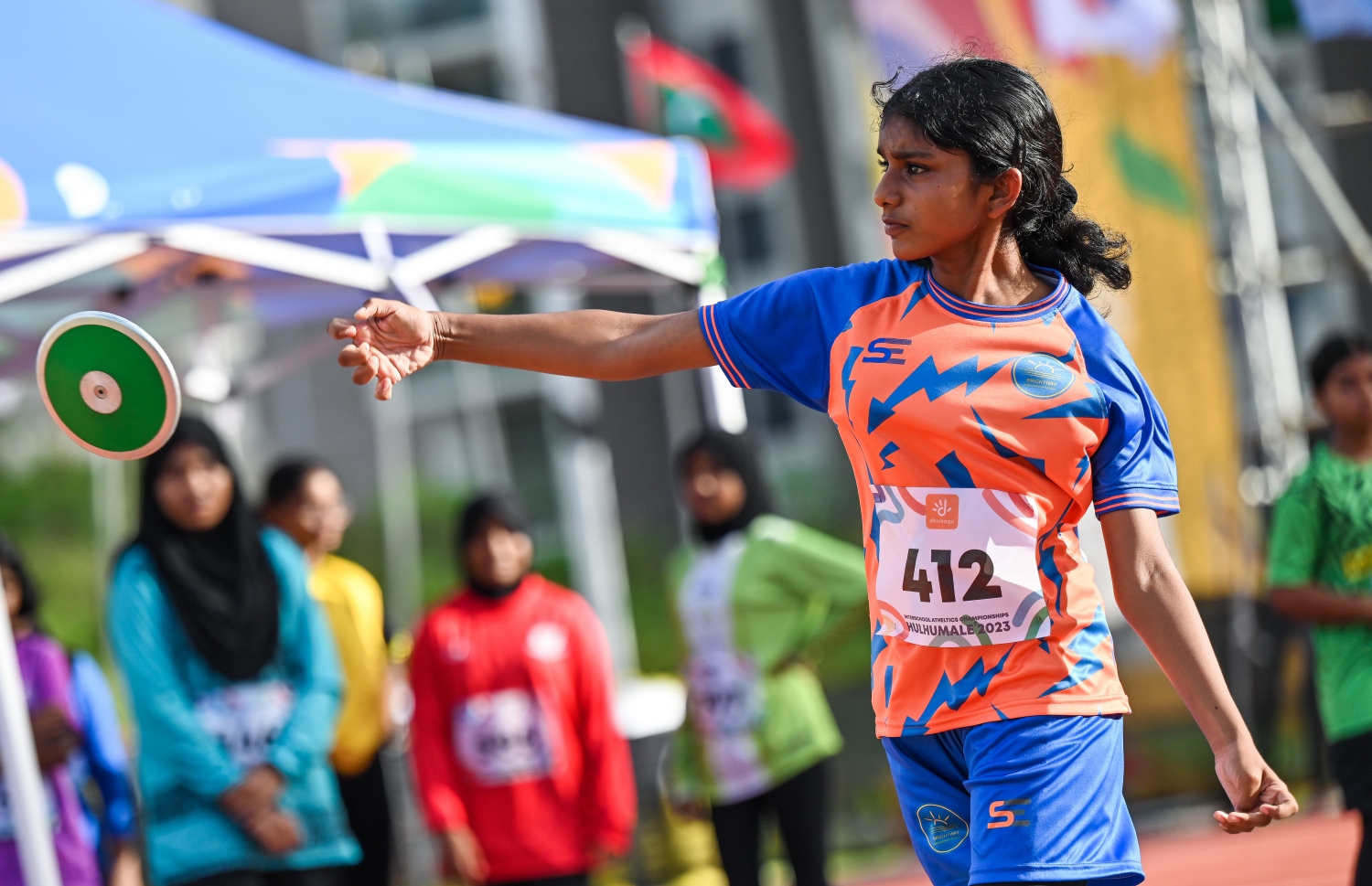 ބްރައިޓްވޭ ސްކޫލްގެ އެތްލީޓަކު އިންޓަ ސްކޫލް އެތުލެޓިކްސް ޗެމްޕިއަންޝިޕްސްގައި ޝޮޓް ޕުޓް އުކަނީ.--- ފޮޓޯ: ފަޔާޒު މޫސާ | މިހާރު