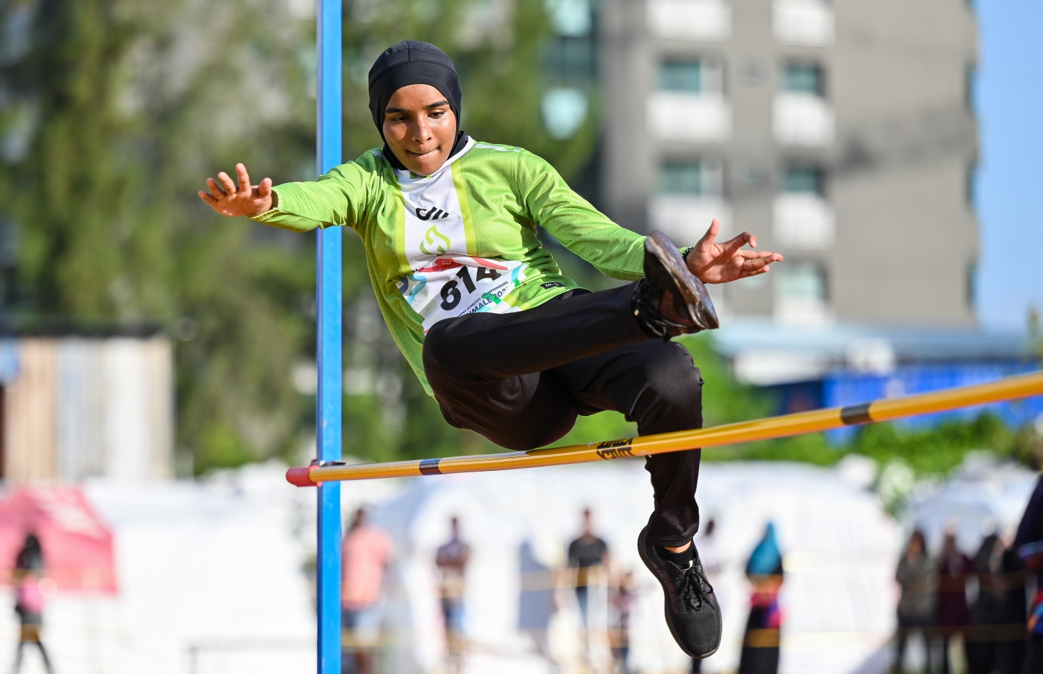 ރެހެންދި ސްކޫލްގެ އެތްލީޓަކު އިންޓަ ސްކޫލް އެތުލެޓިކްސް ޗެމްޕިއަންޝިޕްސްގައި ހައި ޖަމްޕްކުރަނީ.--- ފޮޓޯ: ފަޔާޒު މޫސާ | މިހާރު