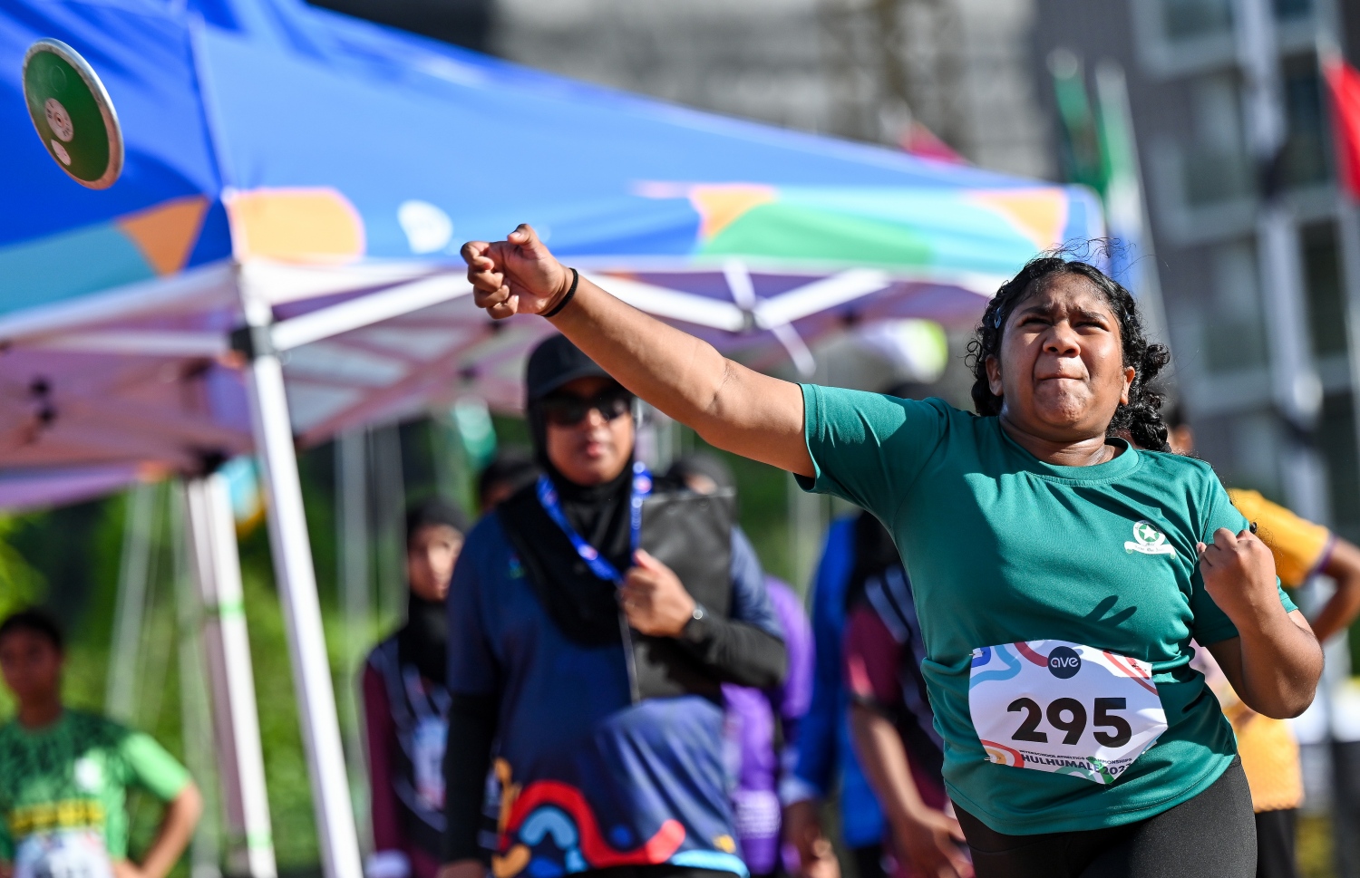 އިންޓަ ސްކޫލް އެތްލެޓިކްސް ޗެމްޕިއަންޝިޕްސްގައި އަމީނިއްޔާ ސްކޫލްގެ އެތްލީޓަކު ޝޮޓް ޕުޓް އުކަނީ.--- ފޮޓޯ: ފަޔާޒު މޫސާ | މިހާރު