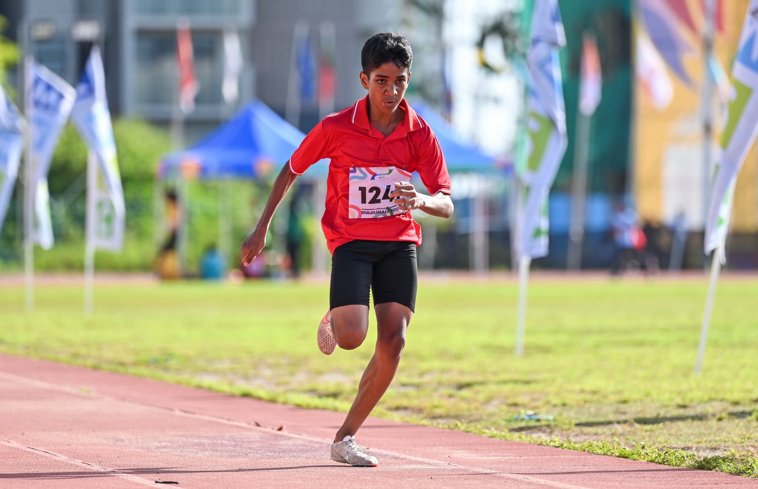 އެތްލެޓިކްސްގެ މުބާރާރާތުގައި އުމުރުން 15 އަހަރުން ދަށުގެ 200 މީޓަރު ދުވުމުގައި އެތްލީޓަކު ދުވަނީ.--- ފޮޓޯ: ފަޔާޒު މޫސާ | މިހާރު