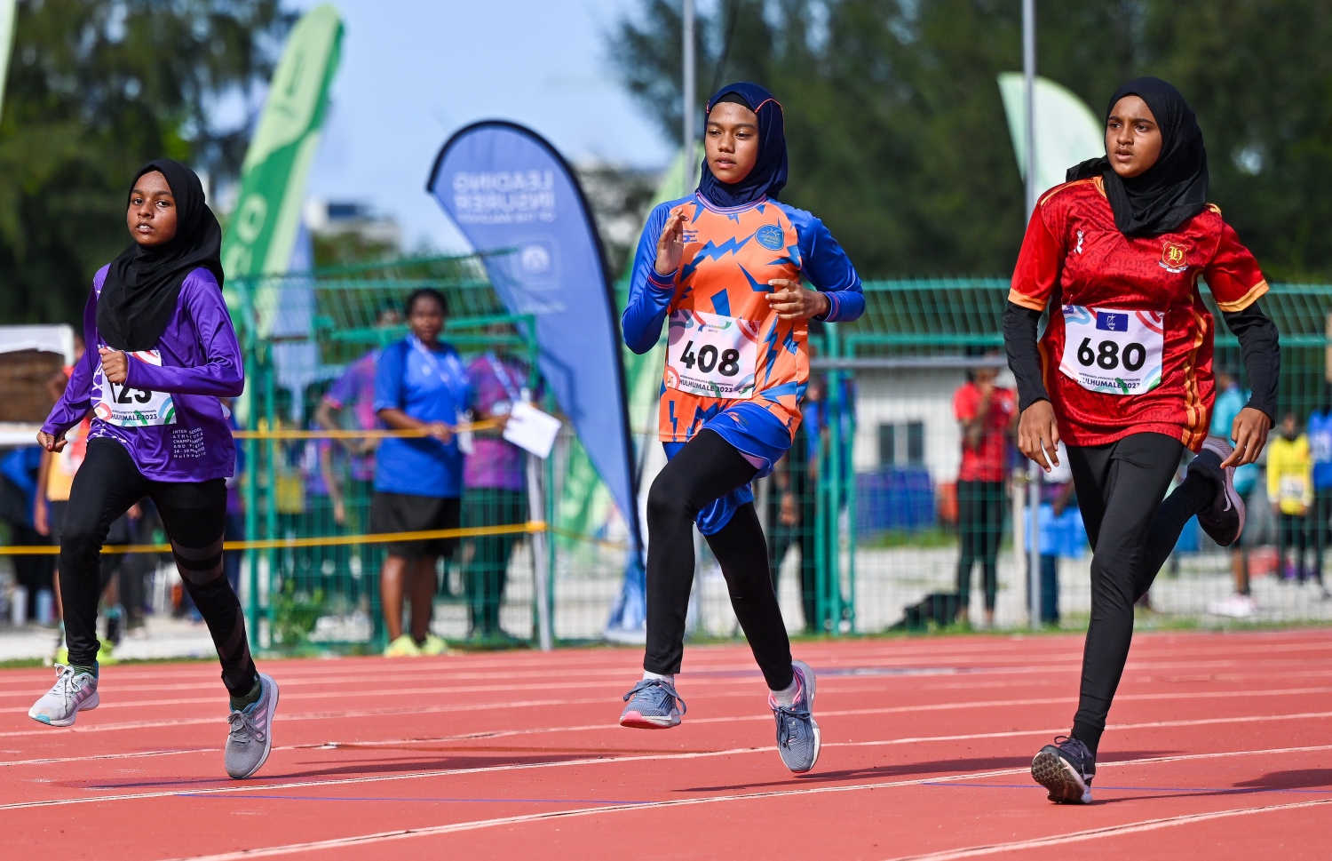 އިންޓަ ސްކޫލް އެތުލެޓިކްސް ޗެމްޕިއަންޝިޕްސްގެ 17 އަހަރުން ދަށުގެ 200 މީޓަރު ދުވުމުގައި އަންހެން ދުވުންތެރިން ދުވަނީ.--- ފޮޓޯ: ފަޔާޒު މޫސާ | މިހާރު