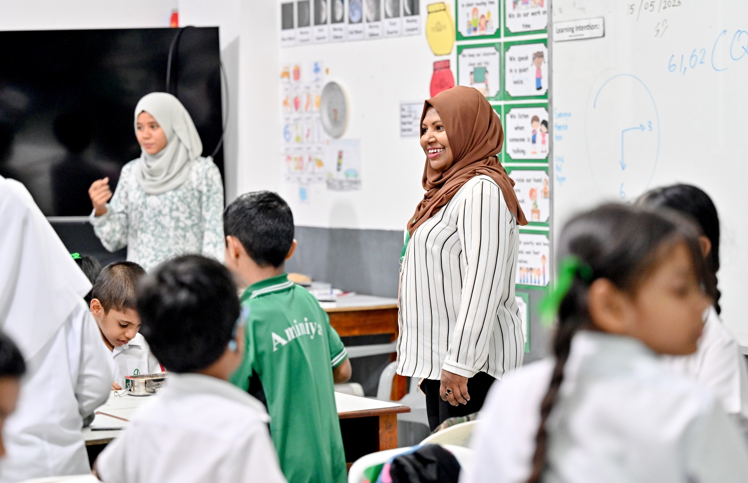 ޝަތޫ މިސް، އަމީނިއްޔާ ސްކޫލުގެ ކްލާހެއްގެ ދަރިވަރުންތަކަކާއެކު.-- ފޮޓޯ: ނިޝާން އަލީ \ މިހާރު