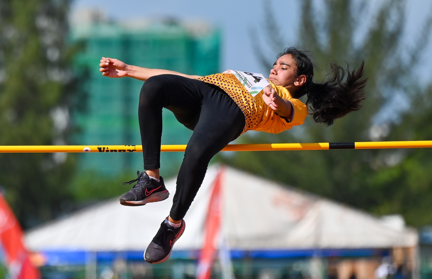 ބިލަބޮންގް ހައި އިންޓަނޭޝަނަލް ސްކޫލްގެ އެތްލީޓަކު އިންޓަ ސްކޫލް އެތުލެޓިކްސް ޗެމްޕިއަންޝިޕްސްގައި ހައި ޖަމްޕް ކުރަނީ.--- ފޮޓޯ: ފަޔާޒު މޫސާ | މިހާރު