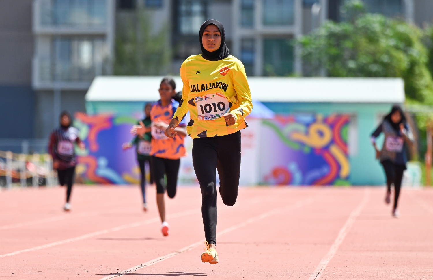 އެތްލެޓިކްސް 17 އަހަރުން ދަށުގެ 200 މީޓަރު ދުވުމުގައި ޖަލާލުއްދީން ސްކޫލްގެ އަހުނާ ނިޒާރު ދުވަނީ.--- ފޮޓޯ: ފަޔާޒު މޫސާ | މިހާރު