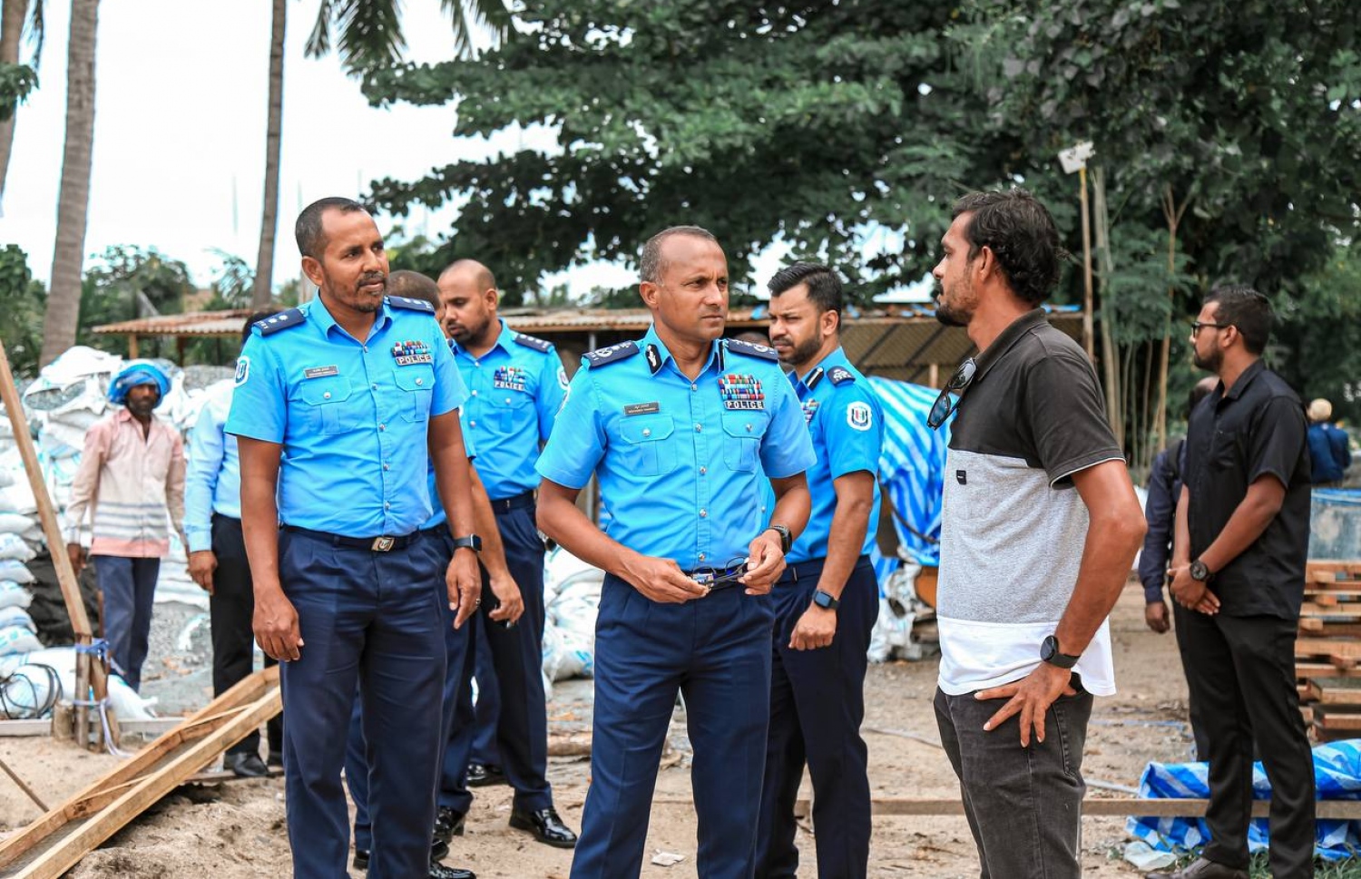 ޕޮލިސް ކޮމިޝަނާ މުހައްމަދު ހަމީދާއި އިސް ބައެއް އޮފިސަރުން މަނަދޫގައި--- ފޮޓޯ: ޕޮލިސް