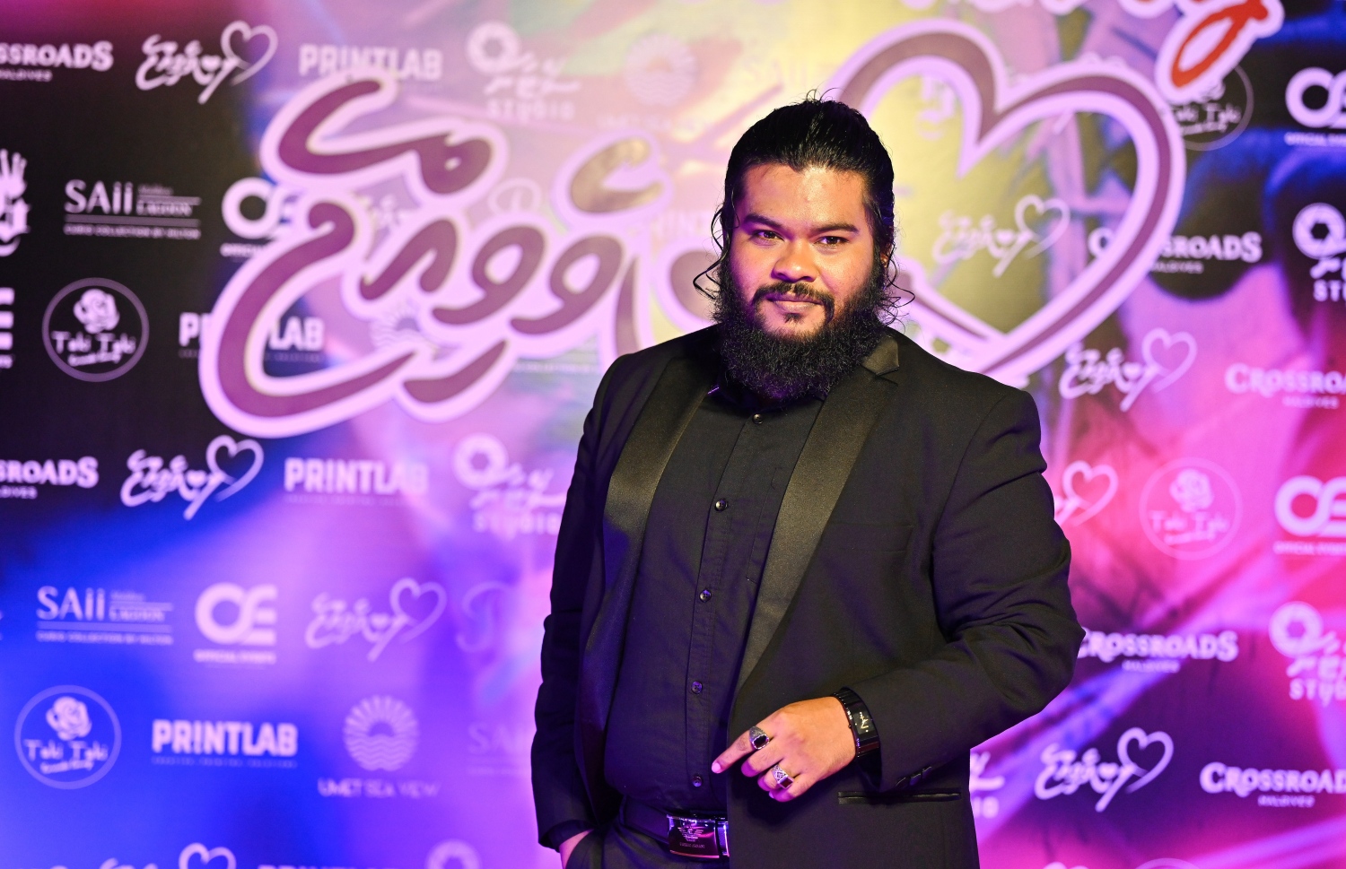 ފިލްމް "ލޯބިވެވިއްޖެ" ދެވަނަ ރެޑް ކާޕެޓް ހަފްލާގައި ދިވެހި ފިލްމް އިންޑަސްޓްރީގެ ތަރިއަކު ފޮޓޯއަކަށް ހުއްޓިގެން.-- ފޮޓޯ: ފަޔާޒު މޫސާ | މިހާރު