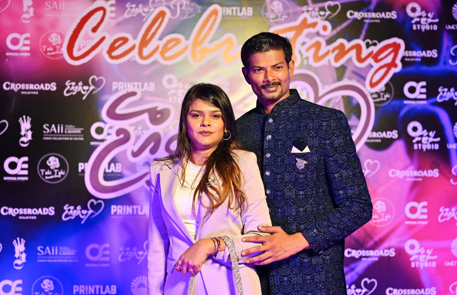 ފިލްމް "ލޯބިވެވިއްޖެ" ދެވަނަ ރެޑް ކާޕެޓް ހަފްލާގައި މި ފިލްމްގެ އެކްޓަރު/ޑައިރެކްޓަރު އަލީ ސީޒަންއާ އަންހެނުން ފޮޓޯއަކަށް ހުއްޓިލައިގެން -- ފޮޓޯ: ފަޔާޒު މޫސާ | މިހާރު