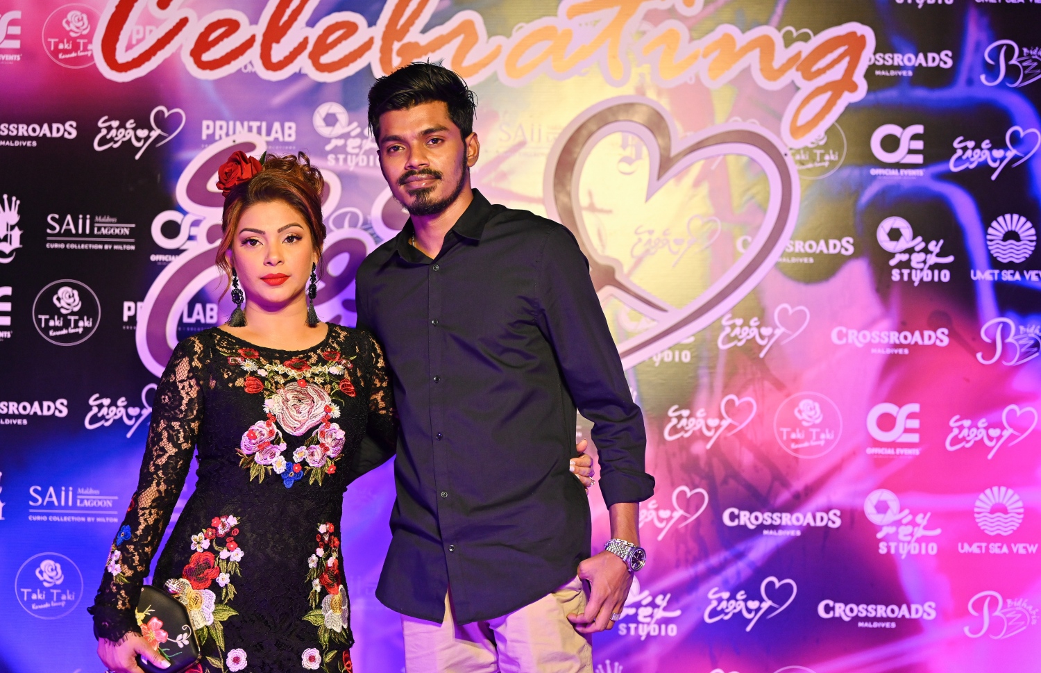 ފިލްމް "ލޯބިވެވިއްޖެ" ދެވަނަ ރެޑް ކާޕެތް ހަފްލާގައި ދިވެހި ފިލްމް އިންޑަސްޓްރީގެ ތަރި ރިޝްފާ ފޮޓޯއަކަށް ހުއްޓިގެން.-- ފޮޓޯ: ފަޔާޒު މޫސާ | މިހާރު