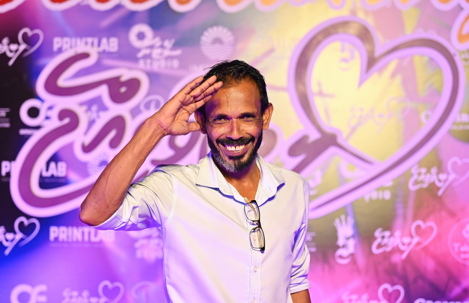 ފިލްމް "ލޯބިވެވިއްޖެ" ދެވަނަ ރެޑް ކާޕެތް ހަފްލާގައި ދިވެހި ފިލްމް އިންޑަސްޓްރީގެ ތަރި މުހައްމަދު އަބްދުﷲ (މުހައްމާ) ފޮޓޯއަކަށް ހުއްޓިގެން.-- ފޮޓޯ: ފަޔާޒު މޫސާ | މިހާރު