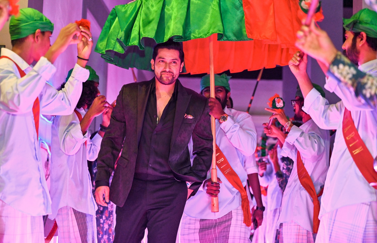 ބޮލީވުޑްގެ ތަރި އަފްތާބް ޝިވަސްދާނީ ދިވެހި ފިލްމް "ލޯބިވެވިއްޖެ" ދެވަނަ ރެޑް ކާޕެޓް ހަފްލާއަށް އައުމުން ބިދަބިން ބޮޑުބެރު ގްރޫޕްގެ ޝަގާފީ ހަރަކާތާއެކު އޮލިމްޕަހަށް ވަންނަނީ -- ފޮޓޯ: ފަޔާޒު މޫސާ | މިހާރު