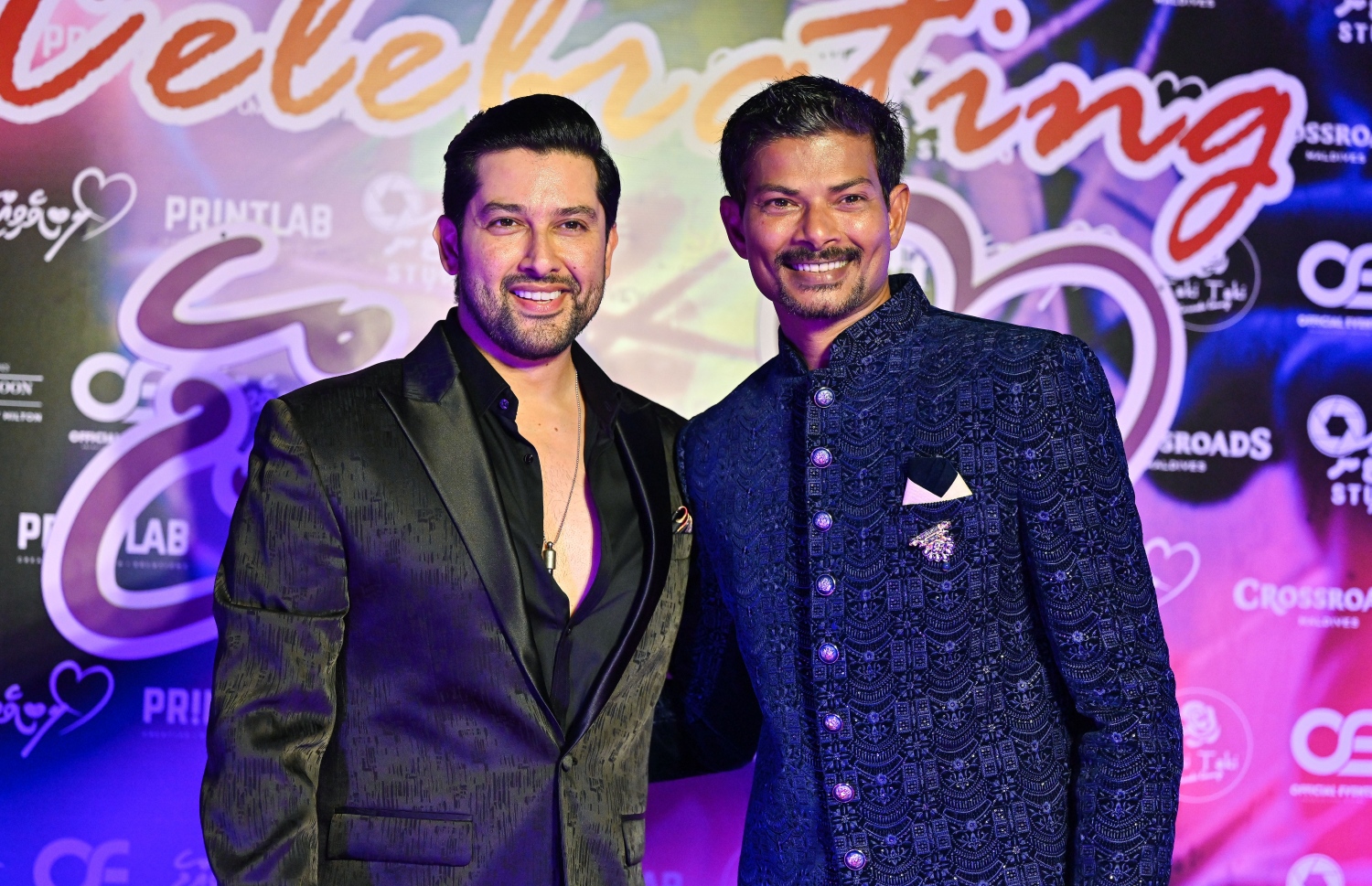 ފިލްމް "ލޯބިވެވިއްޖެ"ގެ އެކްޓަރު/ޑައިރެކްޓަރު އަލީ ސީޒަންއާއި އިންޑިއާގެ އެކްޓަރު އަފްތާބް ޝިވަސްދާނީ ފޮޓޯއަކަށް ހުއްޓިލައިގެން -- ފޮޓޯ: ފަޔާޒު މޫސާ | މިހާރު