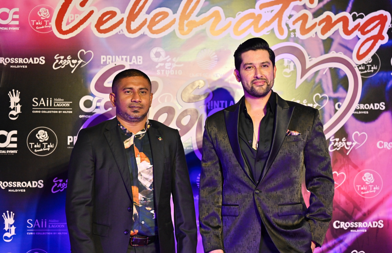 ފިލްމް "ލޯބިވެވިއްޖެ"ގެ ދެވަނަ ރެޑް ކާޕެޓް  ހަފްލާގައި އިންޑިއާގެ އެކްޓަރު އަފްތާބް ޝިވަސްދާނީ ޔޫތް މިނިސްޓާރު އަހުމަދު މަހްލޫފް ފޮޓޯއަކަށް ހުއްޓިލައިގެން -- ފޮޓޯ: ފަޔާޒު މޫސާ | މިހާރު