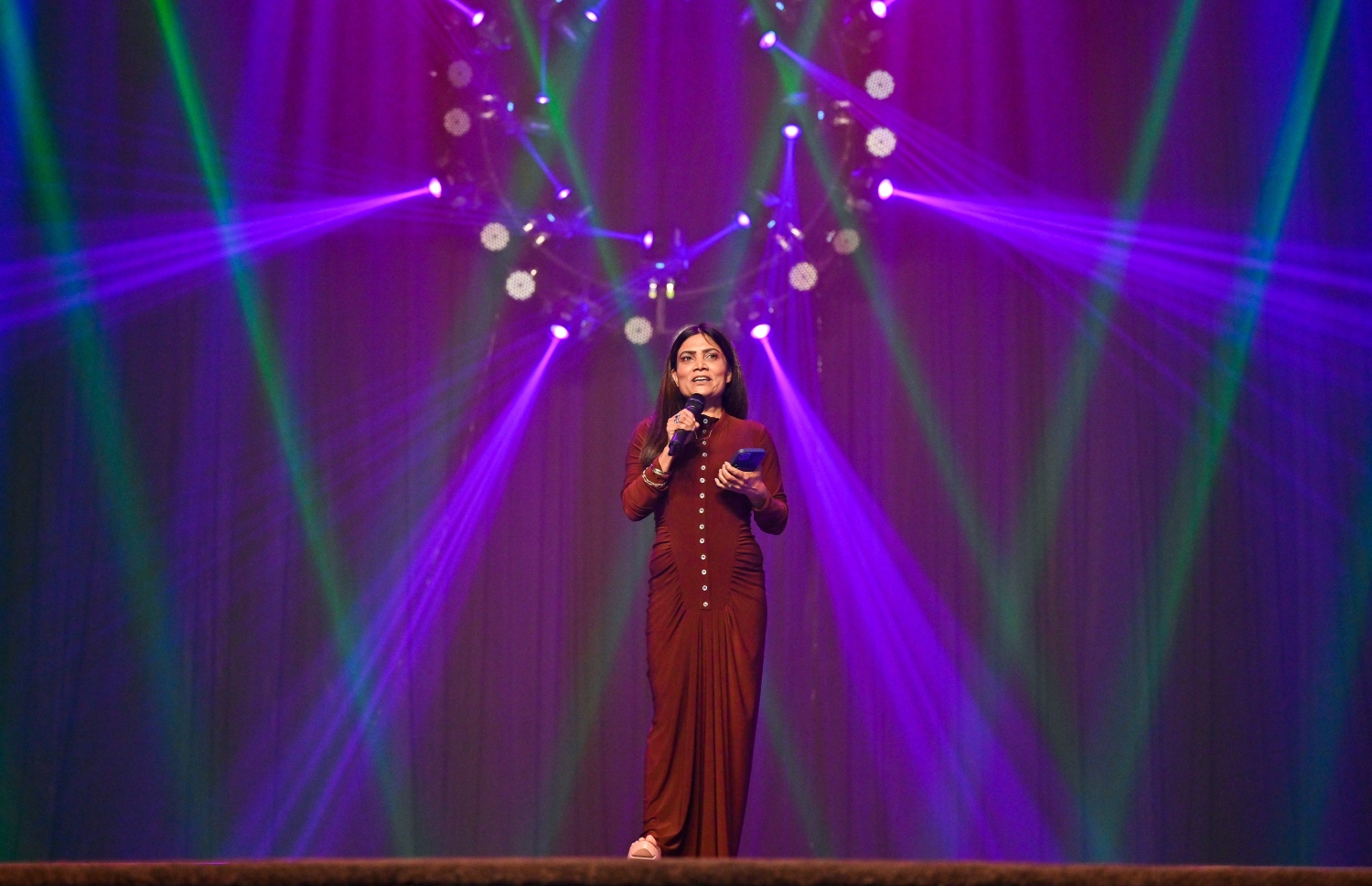 ފިލްމް "ލޯބިވެވިއްޖެ"ގެ ދެވަނަ ރެޑް ކާޕެޓް ހަފްލާގައި މަޝްހޫރު ޕްރެޒެންޓާ މަރިޔަމް ވަހީދާ ހަފްލާ ކުރިއަށް ދާނެ ގޮތް ކިޔައިދެނީ -- ފޮޓޯ: ފަޔާޒު މޫސާ | މިހާރު