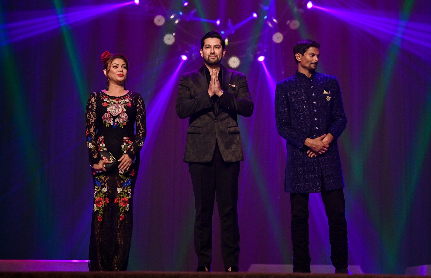 ފިލްމް "ލޯބިވެވިއްޖެ"ގެ ދެވަނަ ރެޑް ކާޕެޓް ހަފްލާގައި އިންޑިއާގެ އެކްޓަރު އަފްތާބް ޝިވަސްދާނީ ބައިވެރިވަނީ -- ފޮޓޯ: ފަޔާޒު މޫސާ | މިހާރު