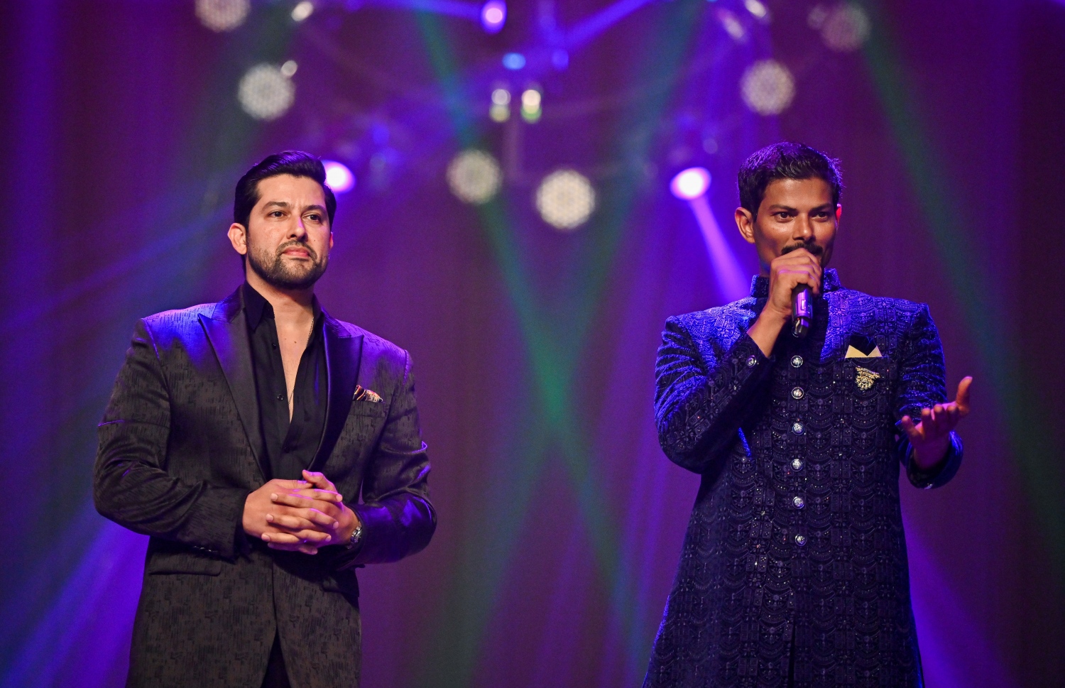 ފިލްމް "ލޯބިވެވިއްޖެ"ގެ ދެވަނަ ރެޑް ކާޕެޓް ހަފްލާގައި އެ ފިލްމުގެ އެކްޓަރު/ޑައިރެކްޓަރު އަލީ ސީޒަން ވާހަކަ ދައްކަނީ ވާތް ފަރާތުގައި އިންޑިއާގެ އެކްޓަރު އަފްތާބް ޝިވަސްދާނީ މަޑުކޮއްލައިގެން -- ފޮޓޯ: ފަޔާޒު މޫސާ | މިހާރު