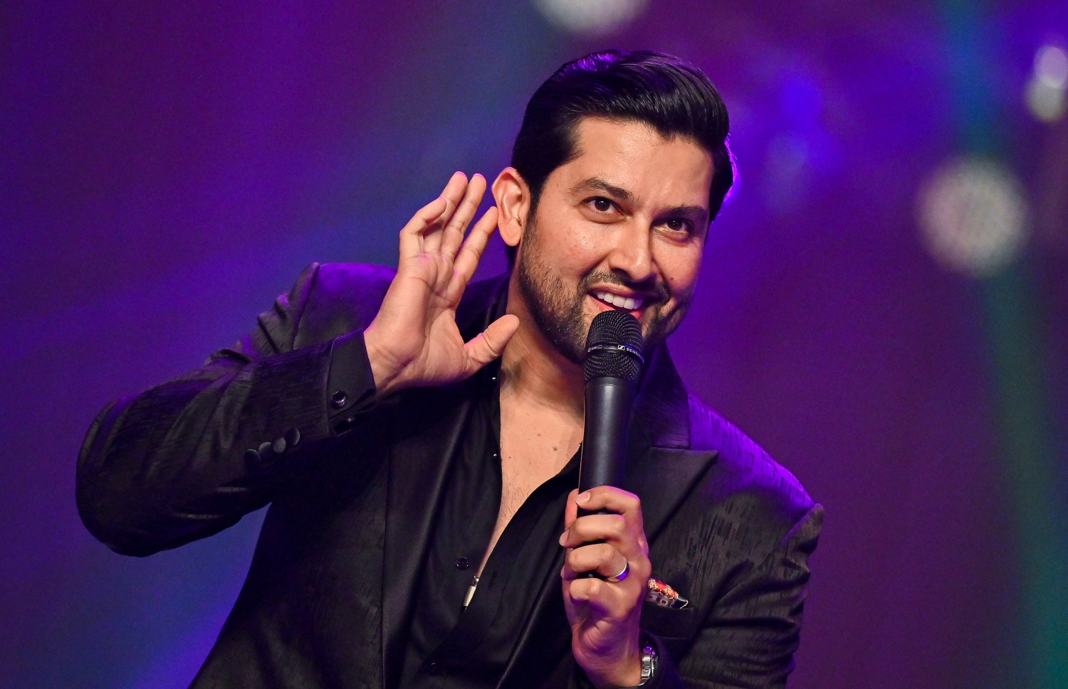 ދިވެހި ފިލްމު "ލޯބިވެވިއްޖެ"ގެ ދެވަނަ ރެޑް ކާޕެޓް ހަފްލާގައި އިންޑިއާގެ އެކްޓަރު އަފްތާބް ޝިވަސްދާނީ ވާހަކަ ދައްކަނީ:  އަފްތާބް ވަނީ މި ފިލްމް ސަބްޓައިޓަލްއާއެކު ބަލާފަ -- ފޮޓޯ: ފަޔާޒު މޫސާ | މިހާރު