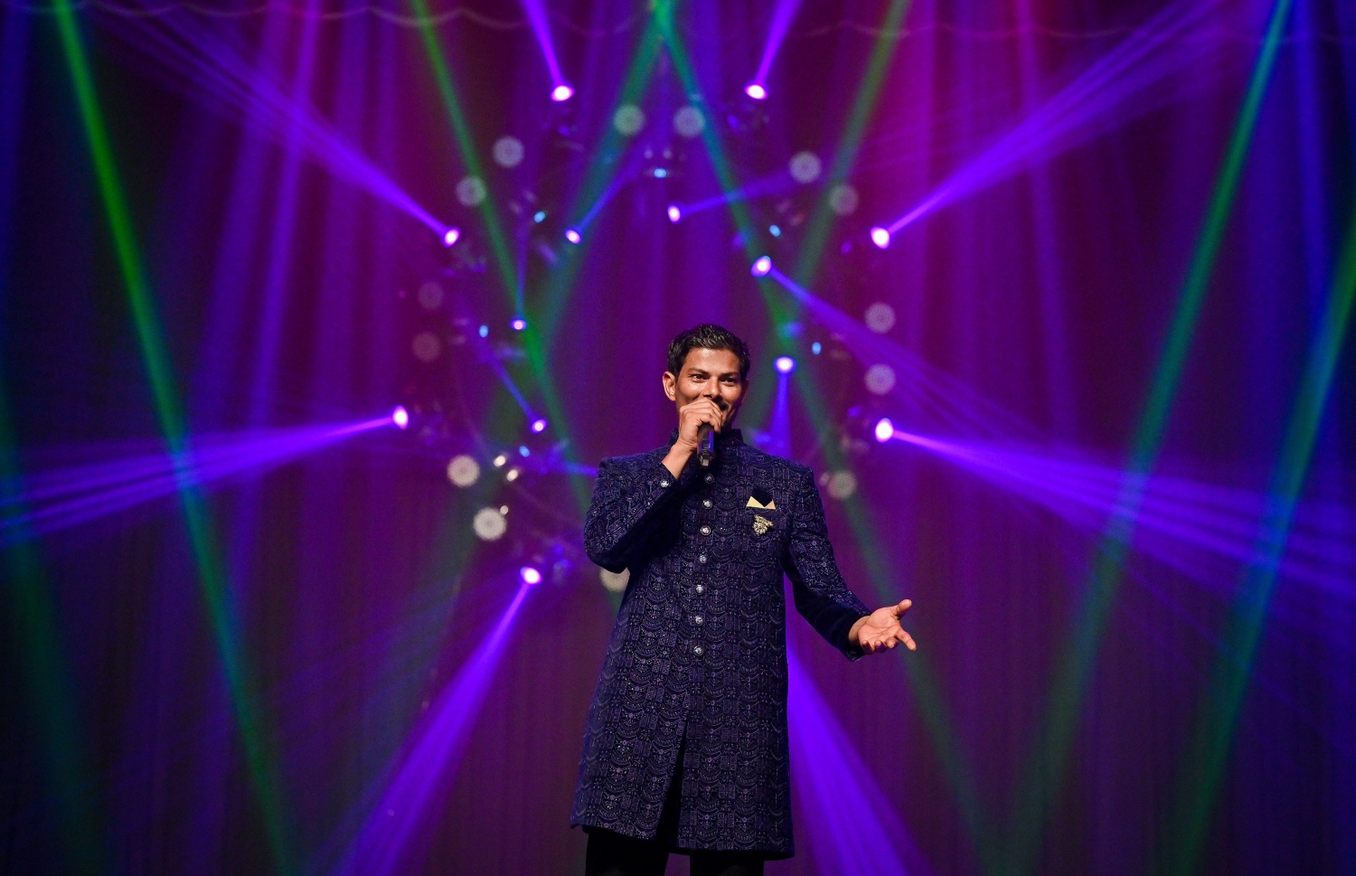 ދިވެހި ފިލްމް "ލޯބިވެވިއްޖެ"ގެ ދެވަނަ ރެޑް ކާޕެޓް ހަފްލާގައި އެ ފިލްމުގެ އެކްޓަރު/ޑައިރެކްޓަރު އަލީ ސީޒަން ވާހަކަ ދައްކަނީ  -- ފޮޓޯ: ފަޔާޒު މޫސާ | މިހާރު