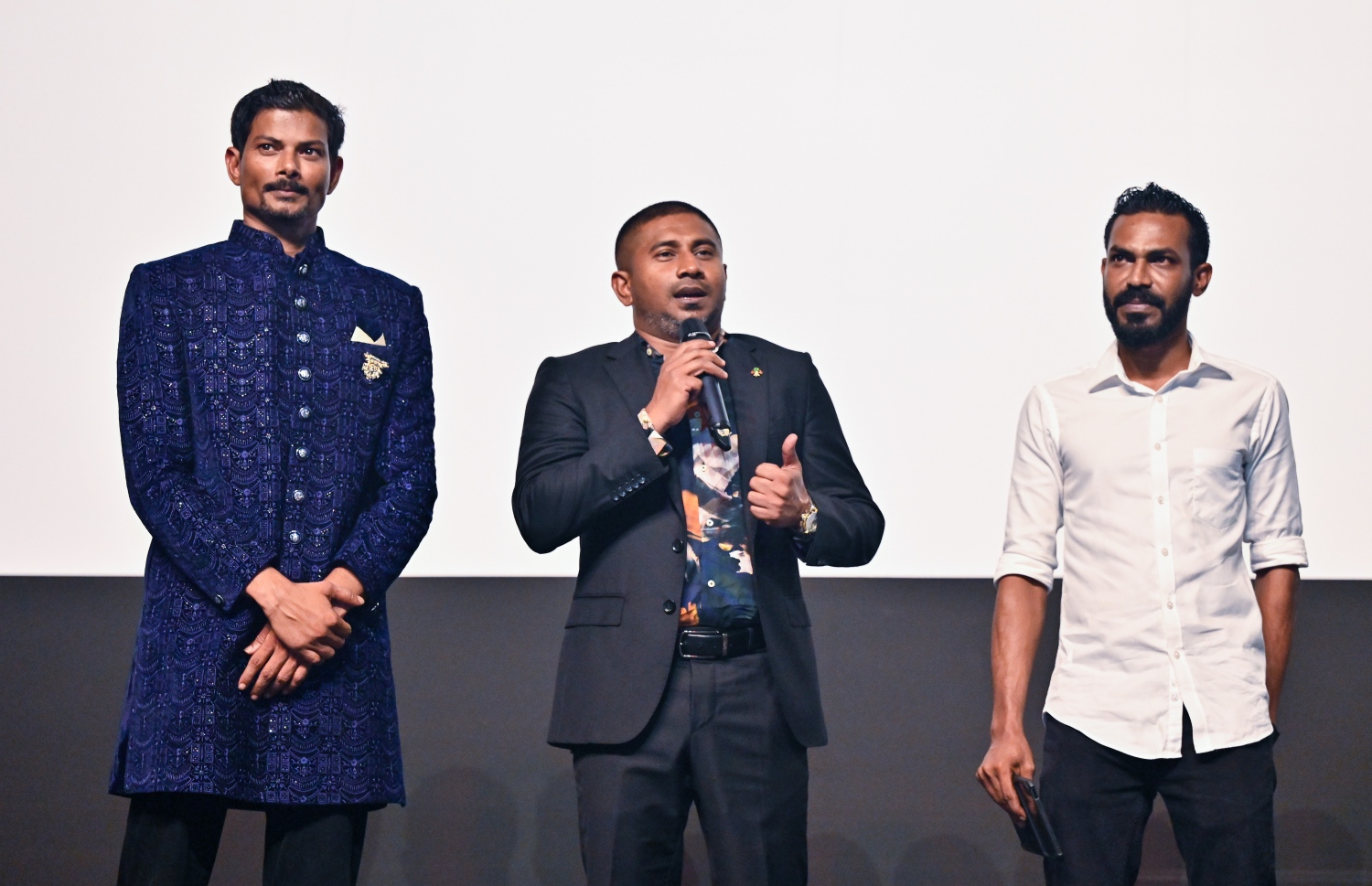 ފިލްމް "ލޯބިވެވިއްޖެ"ގެ ދެވަނަ ރެޑް ކާޕެޓް ހަފްލާގައި ޔޫތް މިނިސްޓަރު އަހުމަދު މަހްލޫފް ވާހަކަ ފުޅުދައްކަވަނި: މި ހަފްލާގައި ވަނީ ލޯބިވެވިއްޖެ 2ގެ ޓްރެއިލާ ދައްކާލާފަ -- ފޮޓޯ: ފަޔާޒު މޫސާ | މިހާރު