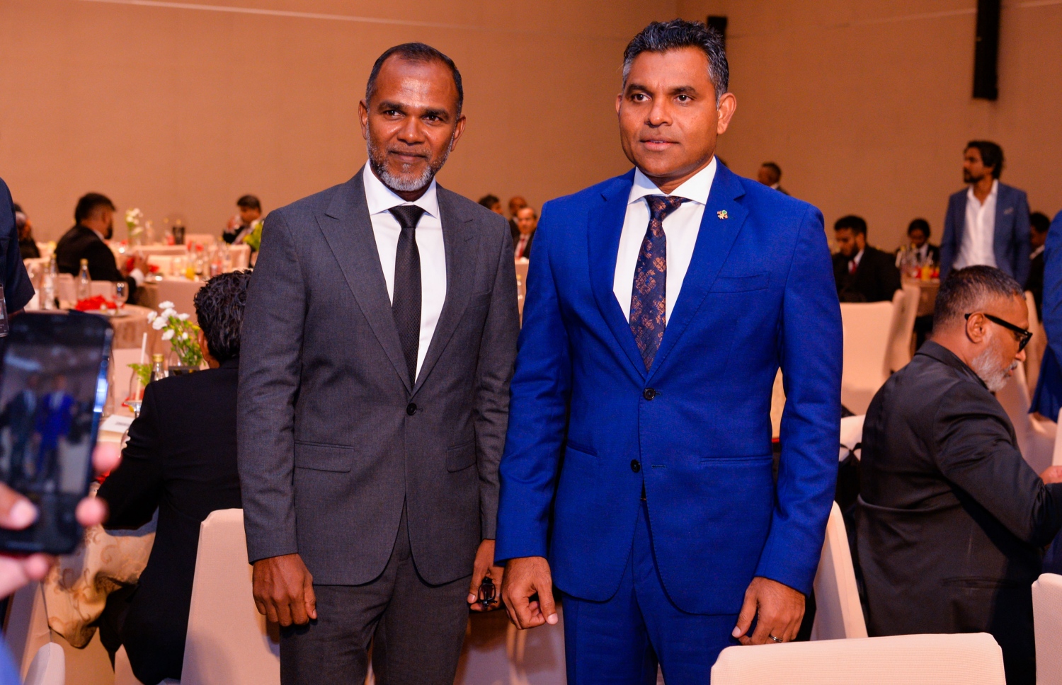 ރޭގެ ހަފްލާގައި، ސްޓީލް ހަޑްވެއާގެ އެމްޑީ އަލީ ފައުޒީ (ވ) އާއި ނައިބު ރައީސް ފައިސަލް ނަސީމް. -- ފޮޓޯ: ރައީސް އޮފީސް