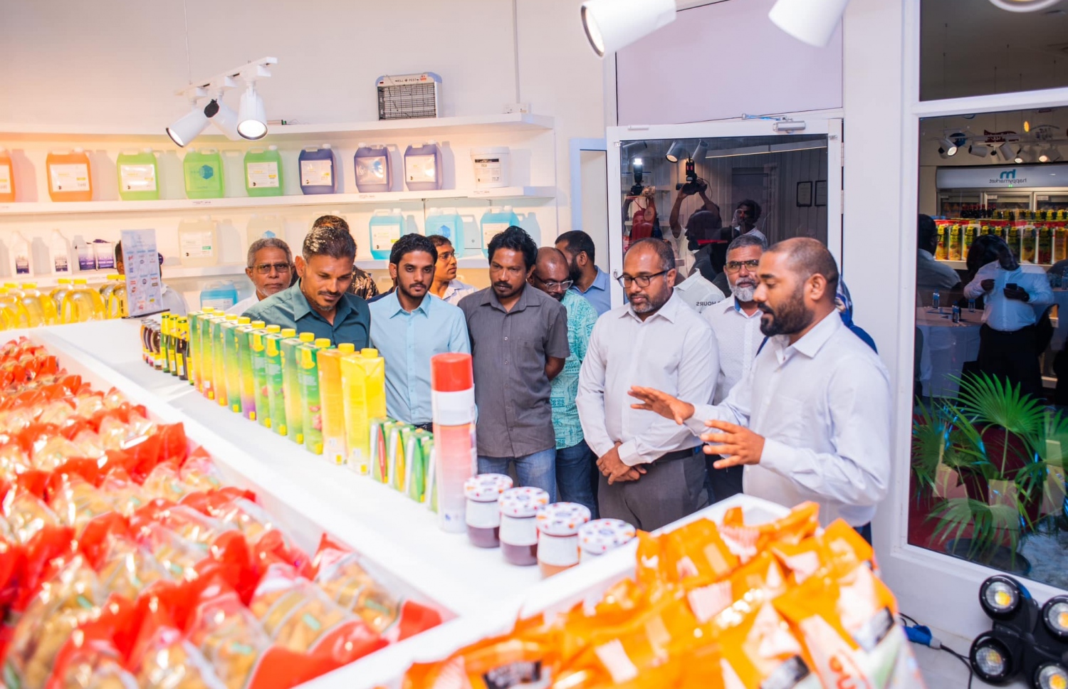 ހެޕީމާކެޓްގެ އިސްވެރިންނާއި ތިނަދޫ ކައުންސިލްގެ އިސްވެރިން ހެޕީމާކެޓްގެ ހޯލްސޭލް ސެންޓަރު ބައްލަވާ ލައްވަނީ. -- ފޮޓޯ: ހެޕީމާކެޓް