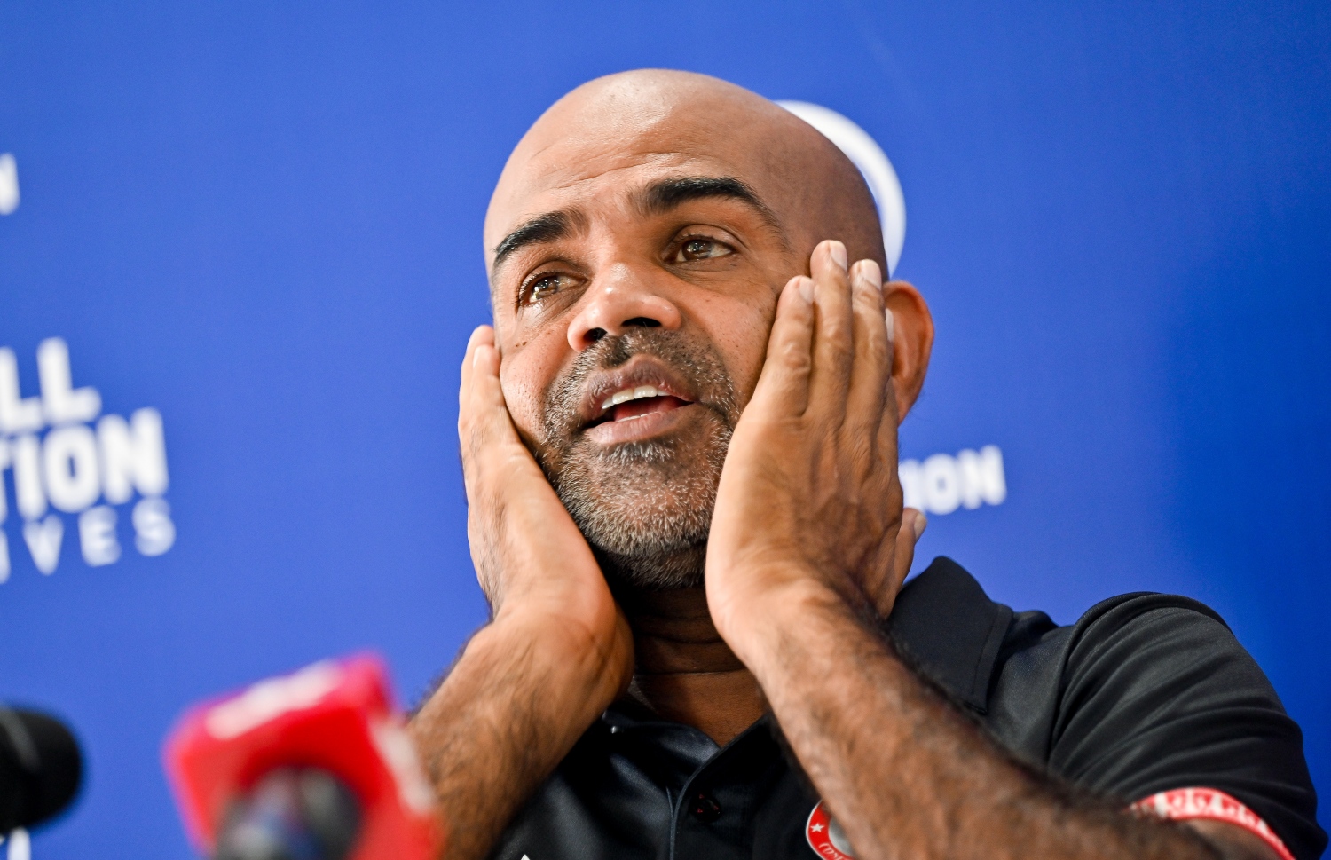 އިއްޔެގެ ޕްރެސް ކޮންފަރެންސްގައި ބުރުގެ ކޯޗު ނިޒާމްބެ، ނިޒާމްބެ ވެސް ވަނީ ވެލެންސިއާގެ ކުޅުންތެރިންގެ ފަރާތުން ކުރިއެރުން ފެންނަކަން ފާހަގަ ކޮށްފައި.-- ފޮޓޯ: ފަޔާޒް މޫސާ/ މިހާރު