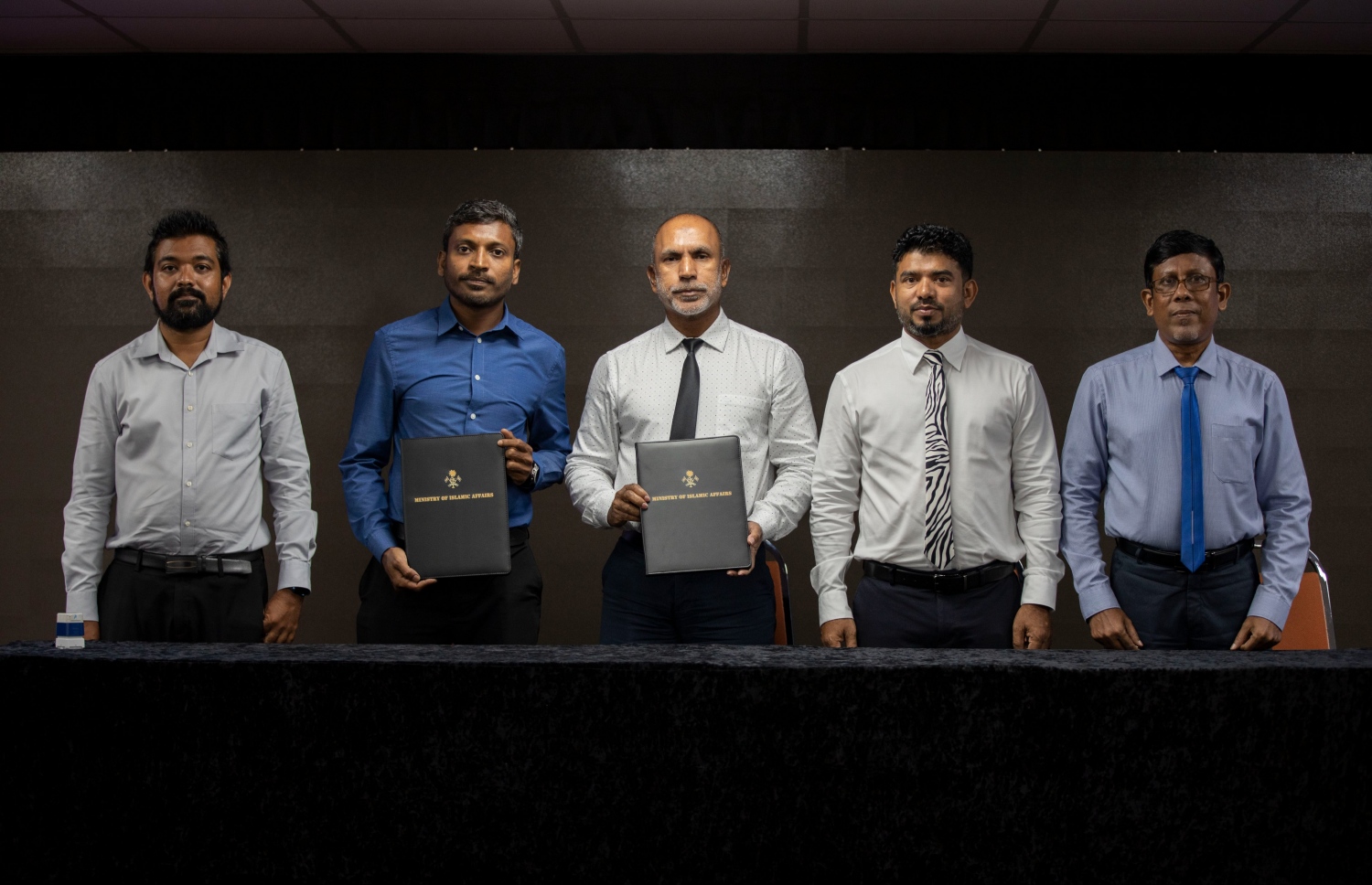 ދިއްދޫގައި އިސްލާމިކް ސެންޓަރެެއް އެޅުމަށް މިއަދު ސޮއި ކުރުމަށް ބޭއްވި ރަސްމިއްޔާތު: އެ ތަނުގައި 1500 މީހުންނަށް އެއްފަހަރާ ނަމާދު ކުރެވޭނެ ކަމަށް މިނިސްޓޤރީން ބުނޭ.-- ފޮޓޯ: އިސްލާމިކް މިނިސްޓަރީ