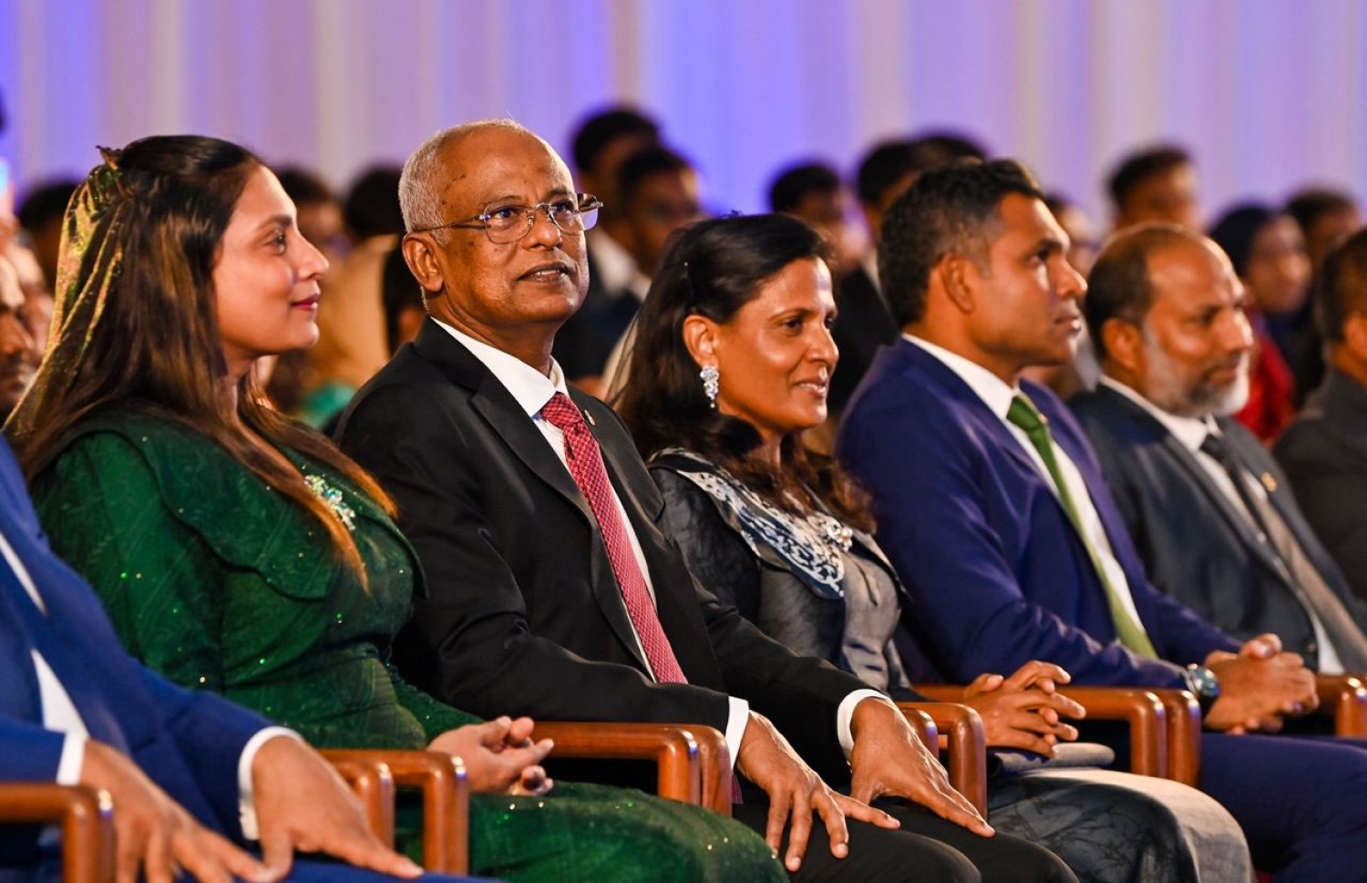 މަތީ އަރުތަވެރިންގެ އެވޯޑް ދިނުމަށް ބޭއްވި ރަސްމިއްޔާތުގައި ރައީސްގެ ދެކަނބަލުން ބައިވެރިވެލައްވަނީ.-- ފޮޓޯ: ރައީސް އޮފީސް