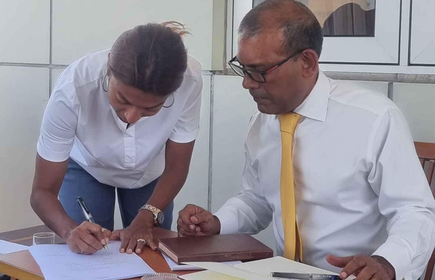 ނަޝީދުގެ ކުރިފުޅުމަތީގައި ޕާޓީން ވަކިވެވަޑައިގަތުމަށް އީވާ ސޮއިކުރައްވަނީ: މިކަމުގައި ނަޝީދަށް ސިޓީއެއް ފޮނުވަން ޕާޓީން ވަނީ ނިންމާފައި. -- ފޮޓޯ | ޓުވިޓާ