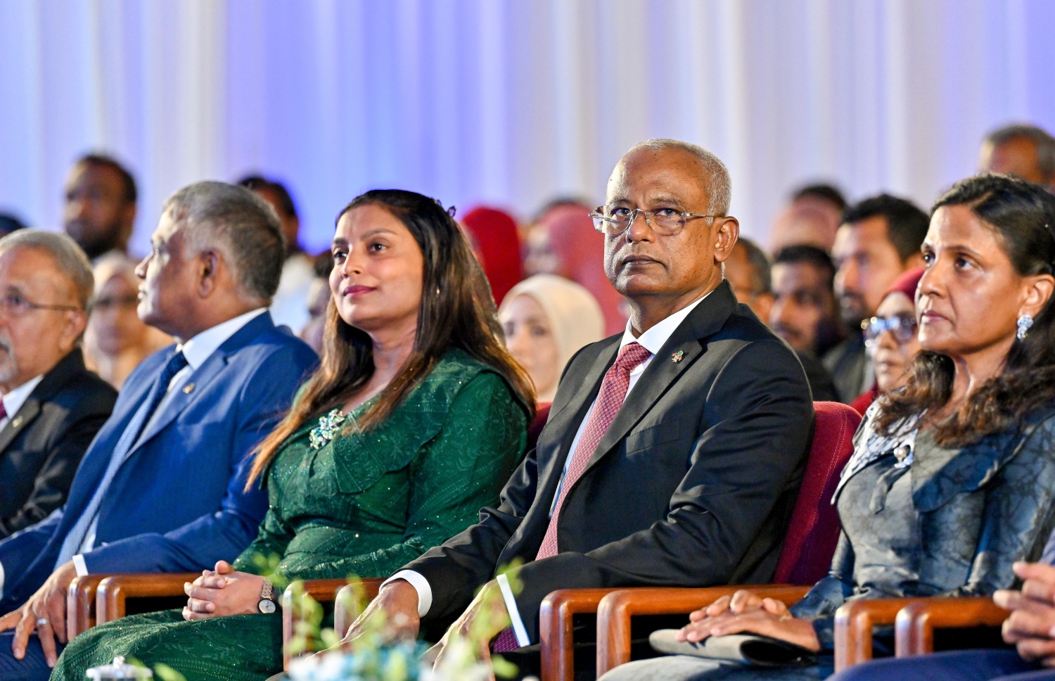 މަތީ ސާނަވީ އިމްތިހާނުގެ ގަދަ 10 ގައި ހިމެނުނު ކުދިންނަށް އެވޯޑު ދިނުމަށް ދަރުބާރުގޭގައި މި މަހު ބޭއްވި ރަސްމިއްޔާތުގައި، ރައީސް އިބްރާހިމް މުހައްމަދު ސޯލިހު އަދި އެޑިއުކޭޝަން މިނިސްޓަރު ޑރ. އައިޝަތު އަލީ ބައިވެރިވެވަޑައިގަންނަވަނީ.-- ފޮޓޯ: ނިޝާން އަލީ /މިހާރު