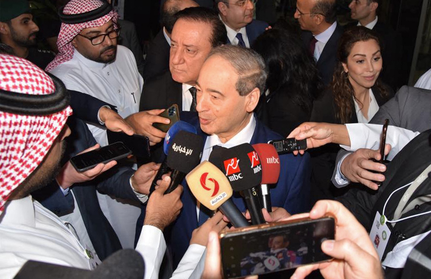 މެއި 17، 2023؛ ސައޫދީ އަރަބިއްޔާގެ ޖިއްދާގައި ބޭއްވި އަރަބި ޚާރިޖީ ވަޒީރުންގެ ބައްދަލުވުމުގައި ބައިވެރިވެވަޑައިގަތުމަށް ފަހު، ސީރިޔާގެ ޚާރިޖީ ވަޒީރު ފައިސަލް މިގްދާދު ނޫސްވެރިންނާ ވާހަކަދައްކަވަނީ. --އޭއެފްޕީ