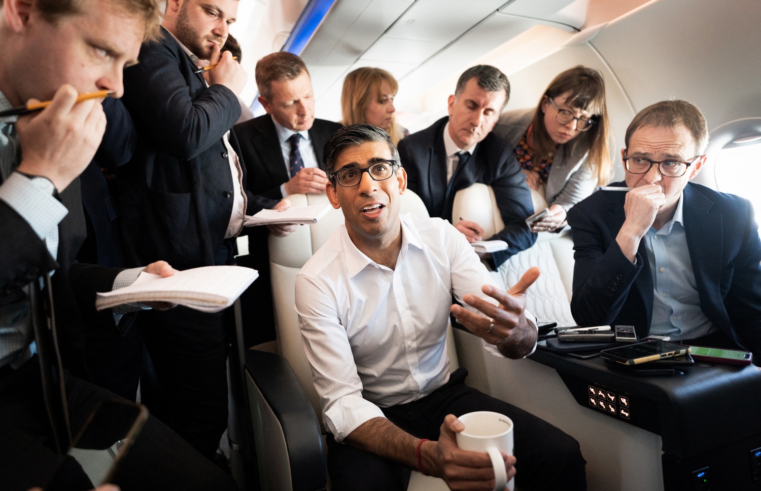 މެއި 18، 2023؛ އިނގިރޭސި ބޮޑުވަޒީރު ރިޝީ ސުނަކް ޖަޕާނަށް ކުރައްވާ ދަތުރުފުޅުގައި މަތިންދާބޯޓުގެ ތެރޭގައި ނޫސްވެރިންނާ ބައްދަލުކުރައްވަނީ. --އޭއެފްޕީ