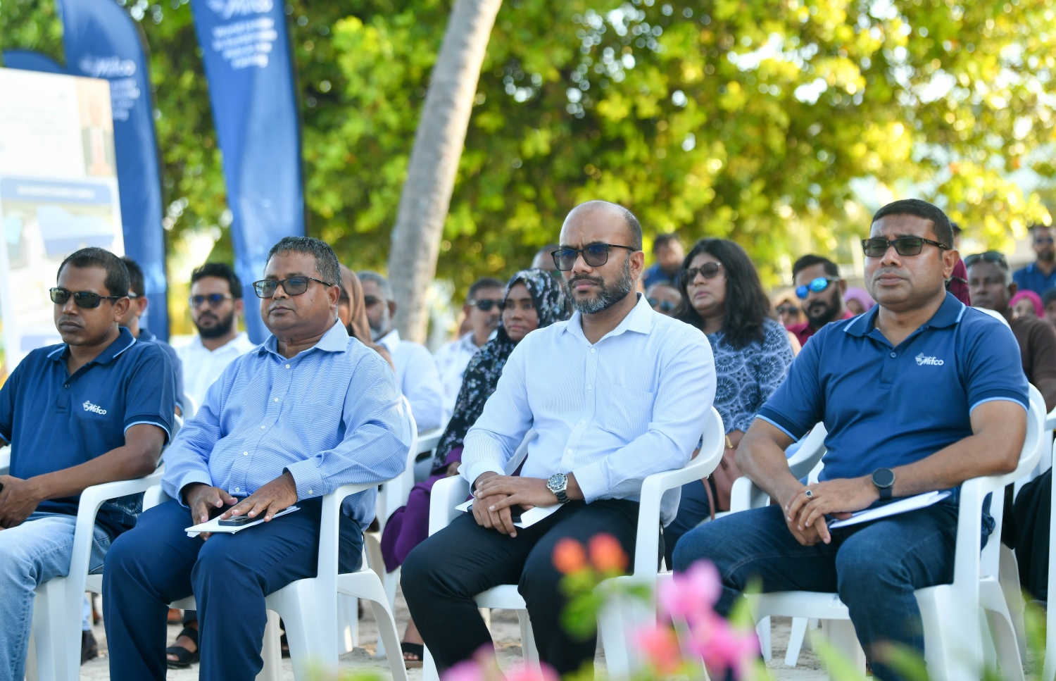 މިފްކޯގެ އާ ބޯޓުން މަސްކިރަން ފެށުމުގެ ގޮތުން ގދ. ފަރެސްމާތޮޑާގައި ބޭއްވި ރަސްމިއްޔާތުގައި (ވ-ކ) ފިޝަރީޒް މިނިސްޓަރު ޑރ. ހުސެއިން ރަޝީދު ހަސަން އާއި ފިނޭންސް މިނިސްޓަރު އިބްރާހިމް އަމީރު އަދި މިފްކޯގެ ސީއީއޯ އިސްމާއިލް ފައުޒީ ބައިވެރިވެވަޑައިގަންނަވަނީ.-- ފޮޓޯ: ފަޔާޒް މޫސާ | މިހާރު