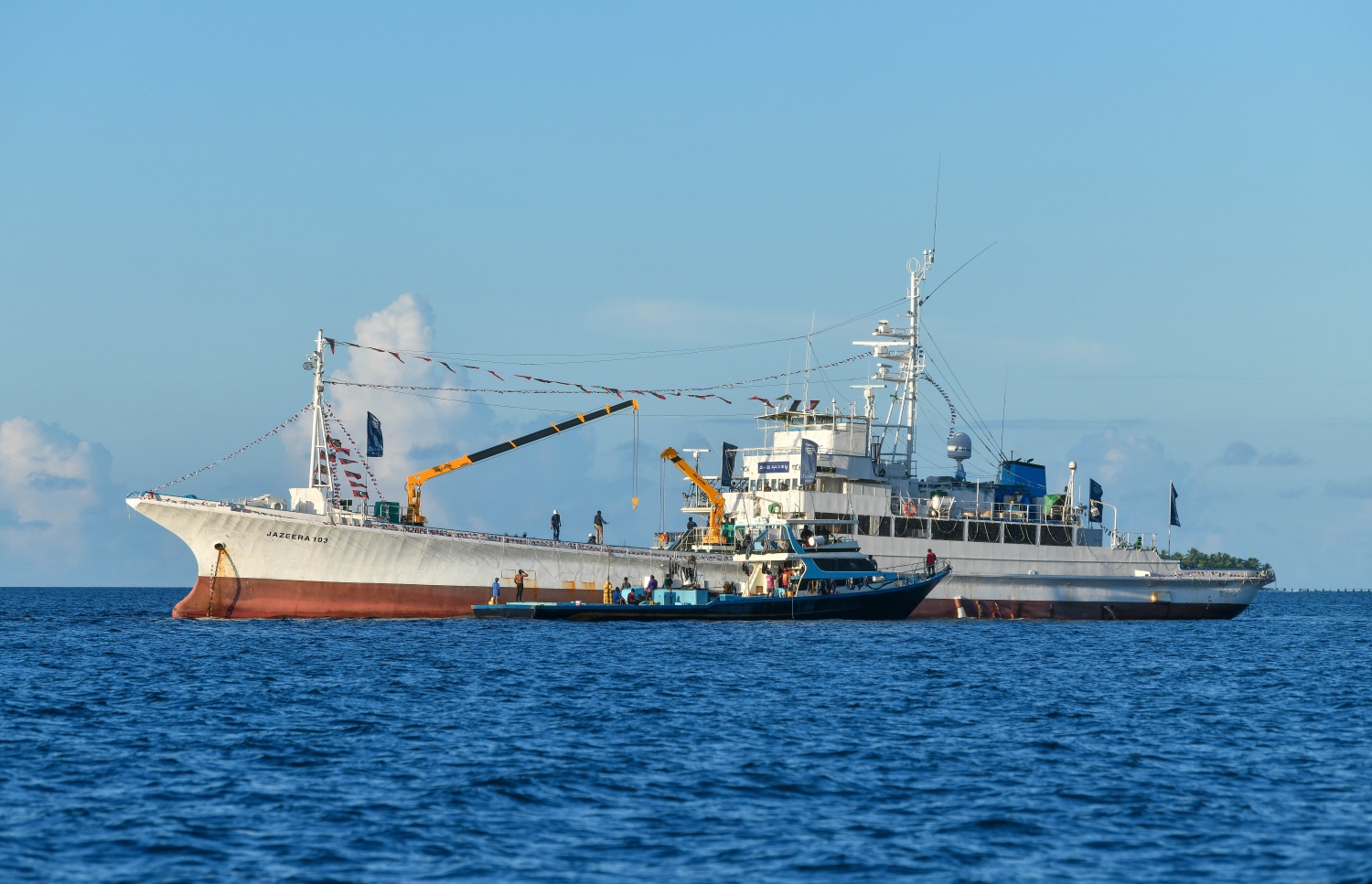 މިފްކޯގެ އާ ބޯޓަށް މަސް ކިރަން މަސްއޮޑިއެއް އެ ބޯޓާ ކައިރިކޮށްގެން.-- ފޮޓޯ: ފަޔާޒް މޫސާ | މިހާރު